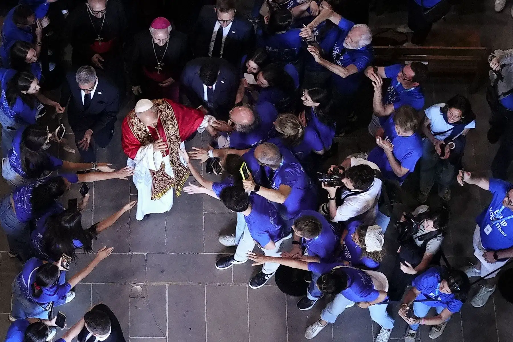El Papa León XIV saluda a unos jóvenes tras celebrar el rezo del mediodía en la Catedral de la Santa Cruz y Santa Eulalia en Barcelona, el 9 de junio de 2026. El Papa León XIV visita España del 6 al 12 de junio, con escalas en Madrid, Barcelona y las Islas Canarias, donde se reunirá con migrantes y organizaciones dedicadas a ayudarles. Foto: AFP