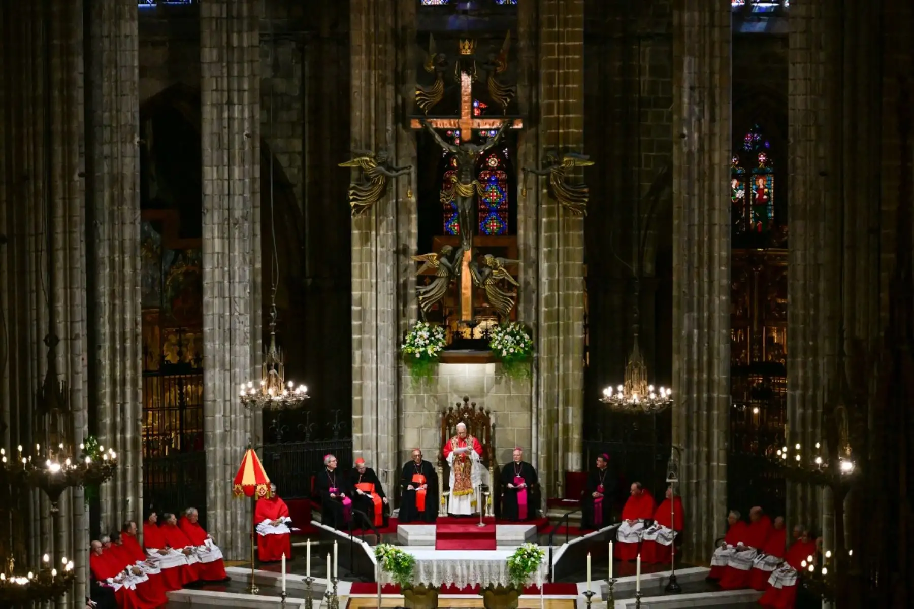El Papa León XIV celebra el rezo del mediodía en la Catedral de la Santa Cruz y Santa Eulalia en Barcelona, el 9 de junio de 2026. El Papa León XIV visita España del 6 al 12 de junio, con escalas en Madrid, Barcelona y las Islas Canarias, donde se reunirá con migrantes y organizaciones dedicadas a ayudar. Foto: AFP