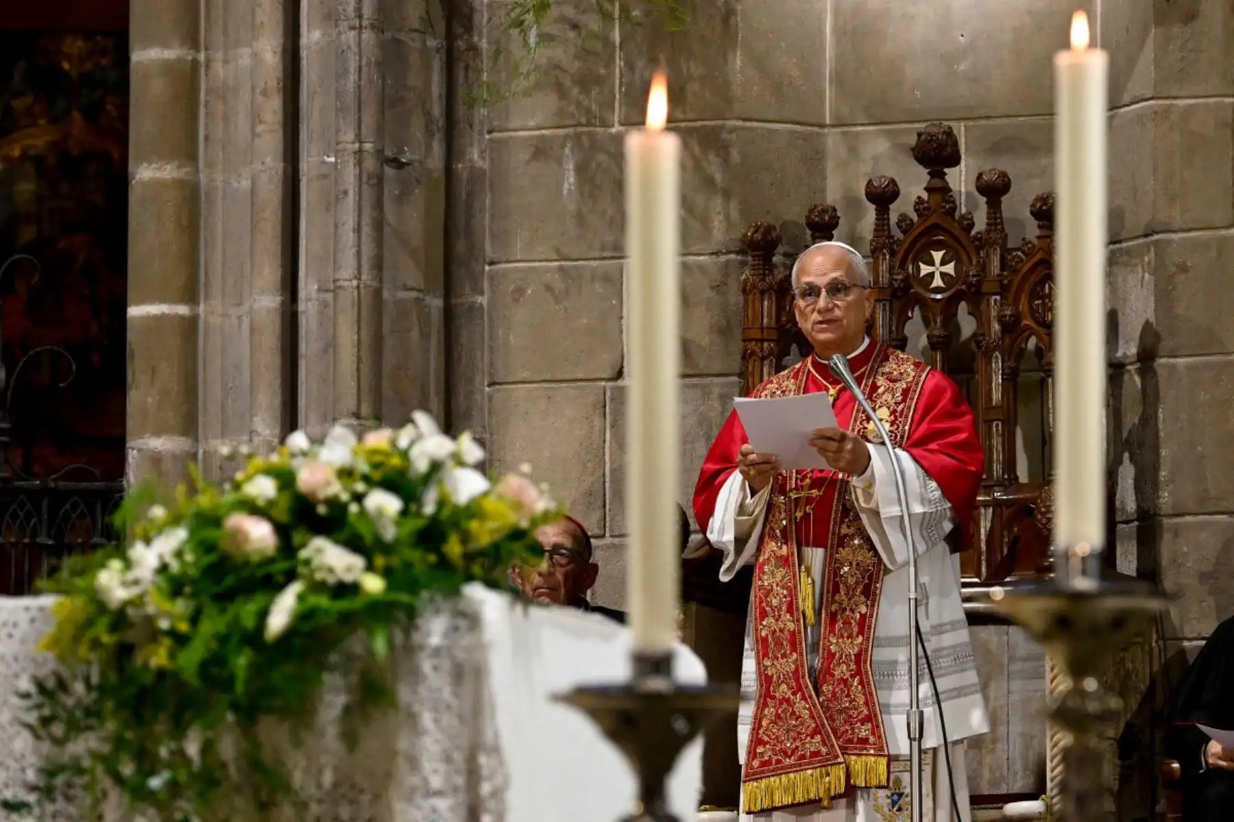 El Papa León XIV celebra el rezo del mediodía en la Catedral de la Santa Cruz y Santa Eulalia en Barcelona, el 9 de junio de 2026. El Papa León XIV visita España del 6 al 12 de junio, con escalas en Madrid, Barcelona y las Islas Canarias, donde se reunirá con migrantes y organizaciones dedicadas a ayudar. Foto: AFP