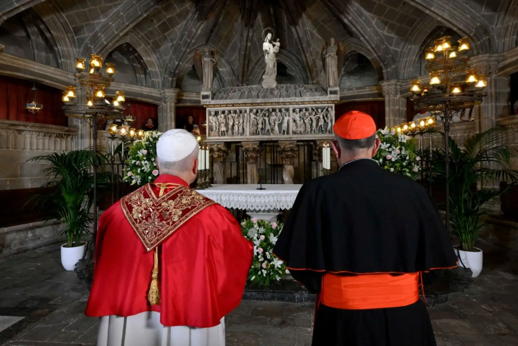 El Papa León XIV celebra el rezo del mediodía en la Catedral de la Santa Cruz y Santa Eulalia en Barcelona, el 9 de junio de 2026. El Papa León XIV visita España del 6 al 12 de junio, con escalas en Madrid, Barcelona y las Islas Canarias, donde se reunirá con migrantes y organizaciones dedicadas a ayudar. Foto: AFP