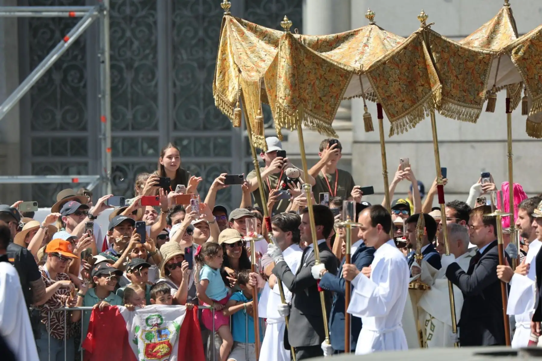 Papa León XIV en España: ¿cómo viven los peruanos 