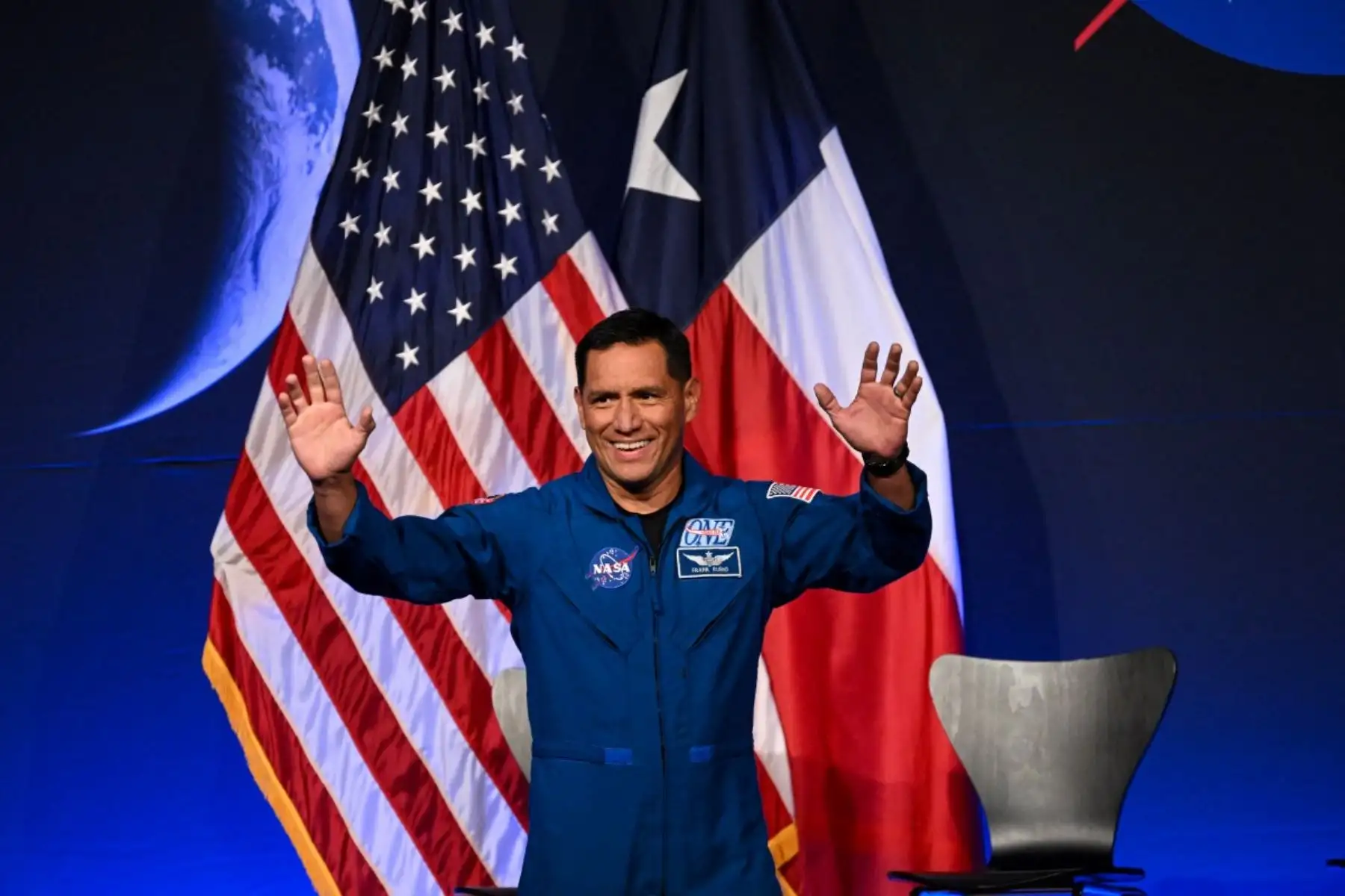 El astronauta especialista de la NASA, Frank Rubio, saluda durante una conferencia de prensa en la que se anunció la tripulación de la misión Artemis III en el Centro Espacial Johnson de la NASA en Houston, Texas, el 9 de junio de 2026. Foto: AFP
