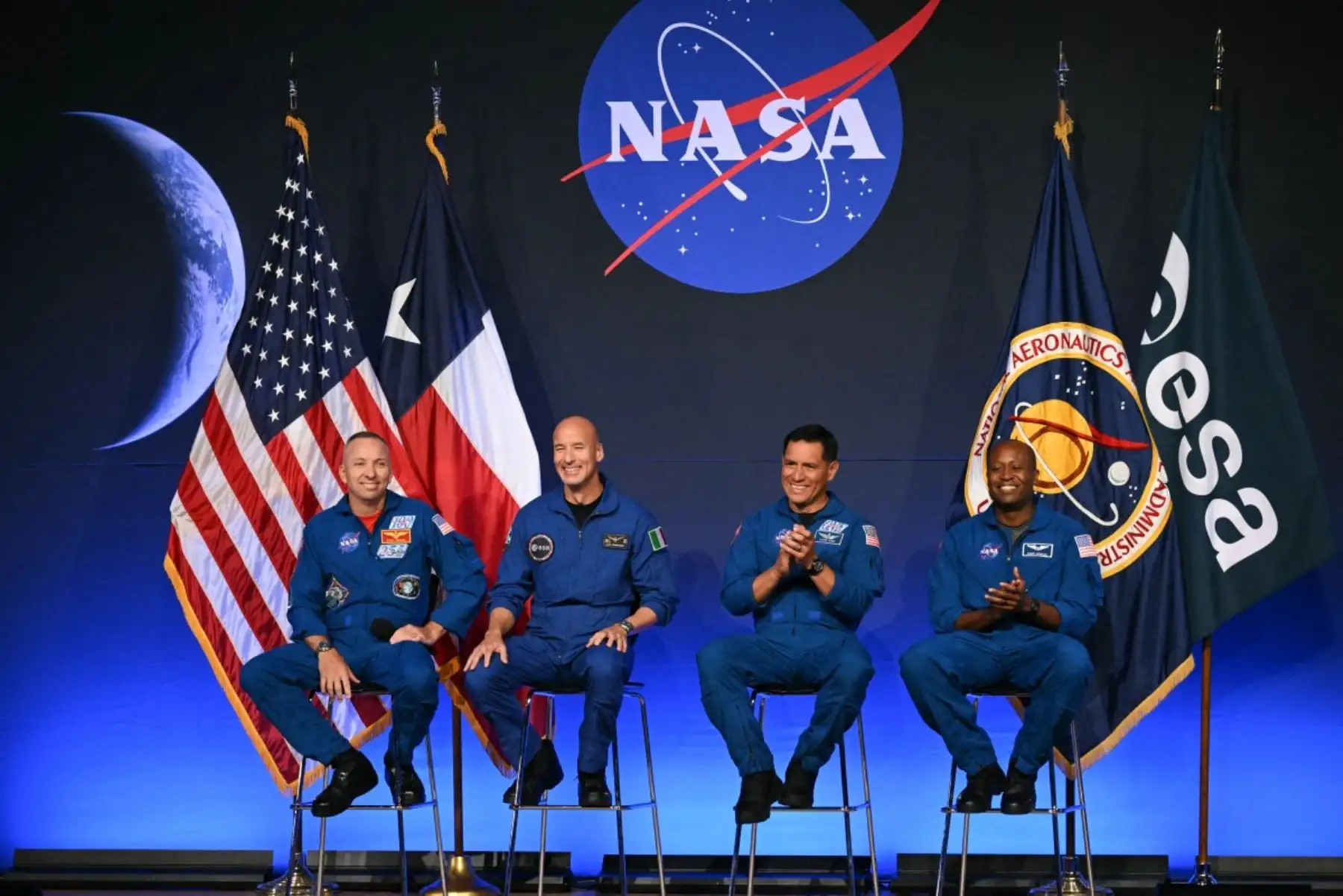 El comandante astronauta de la NASA, Randy Bresnik, el piloto astronauta de la ESA (Agencia Espacial Europea), Luca Parmitano, el especialista de misión astronauta de la NASA, Frank Rubio, y el especialista de misión astronauta de la NASA, Andre Douglas, hablan durante una conferencia de prensa en la que se anunció la tripulación para la misión Artemis III. Foto: AFP