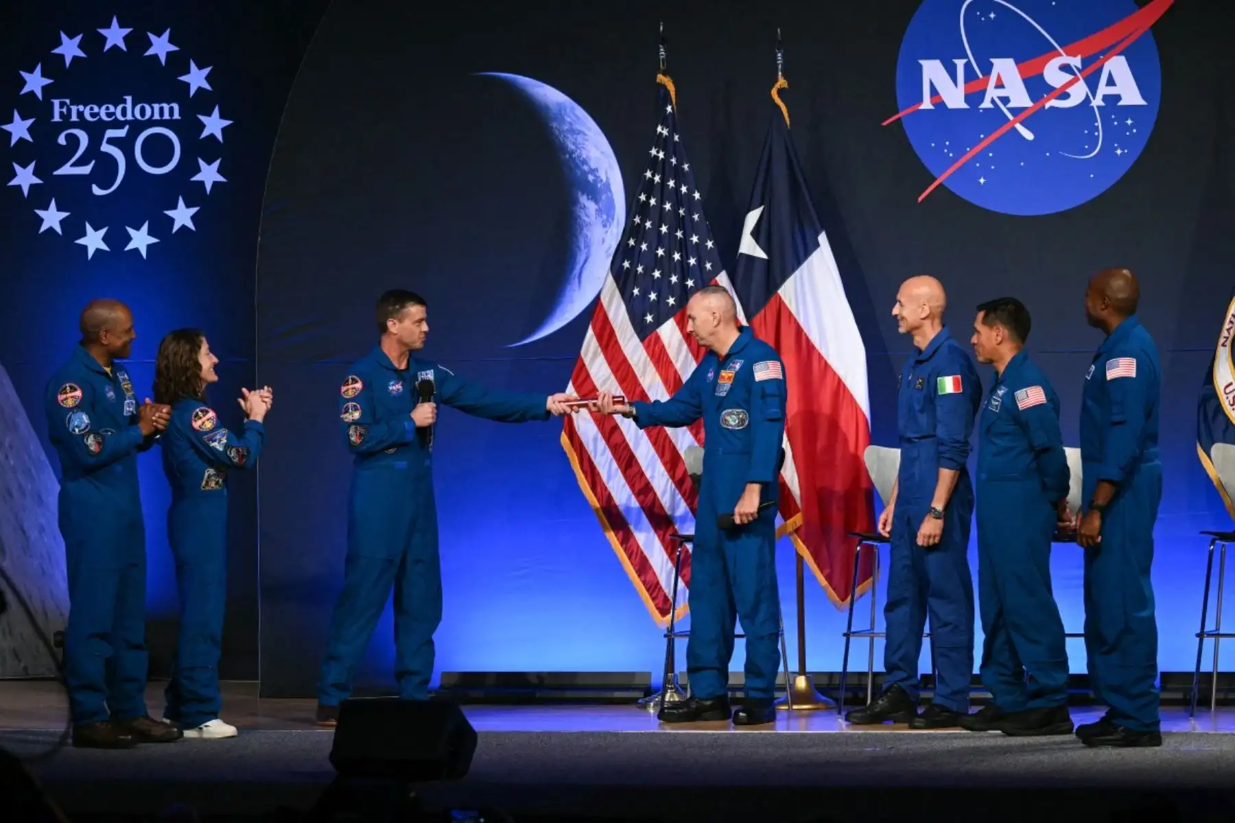 Los astronautas de la NASA Victor Glover, Christina Koch y Reid Wiseman, de la misión Artemis II, entregaron un testigo ceremonial a los nuevos miembros de la tripulación de Artemis III. Foto: AFP