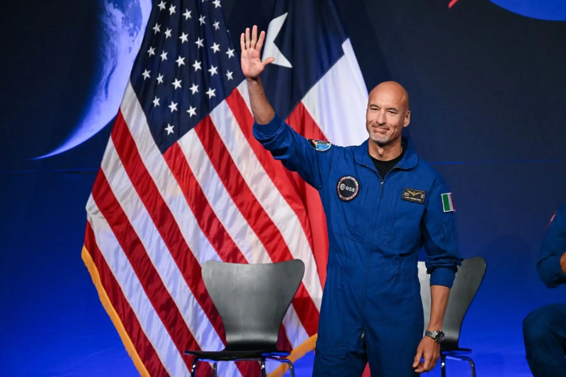 El astronauta y piloto de la ESA (Agencia Espacial Europea), Luca Parmitano, gesticula durante una rueda de prensa en la que se anunció la tripulación de la misión Artemis III en el Centro Espacial Johnson de la NASA en Houston, Texas, el 9 de junio de 2026. Foto: AFP