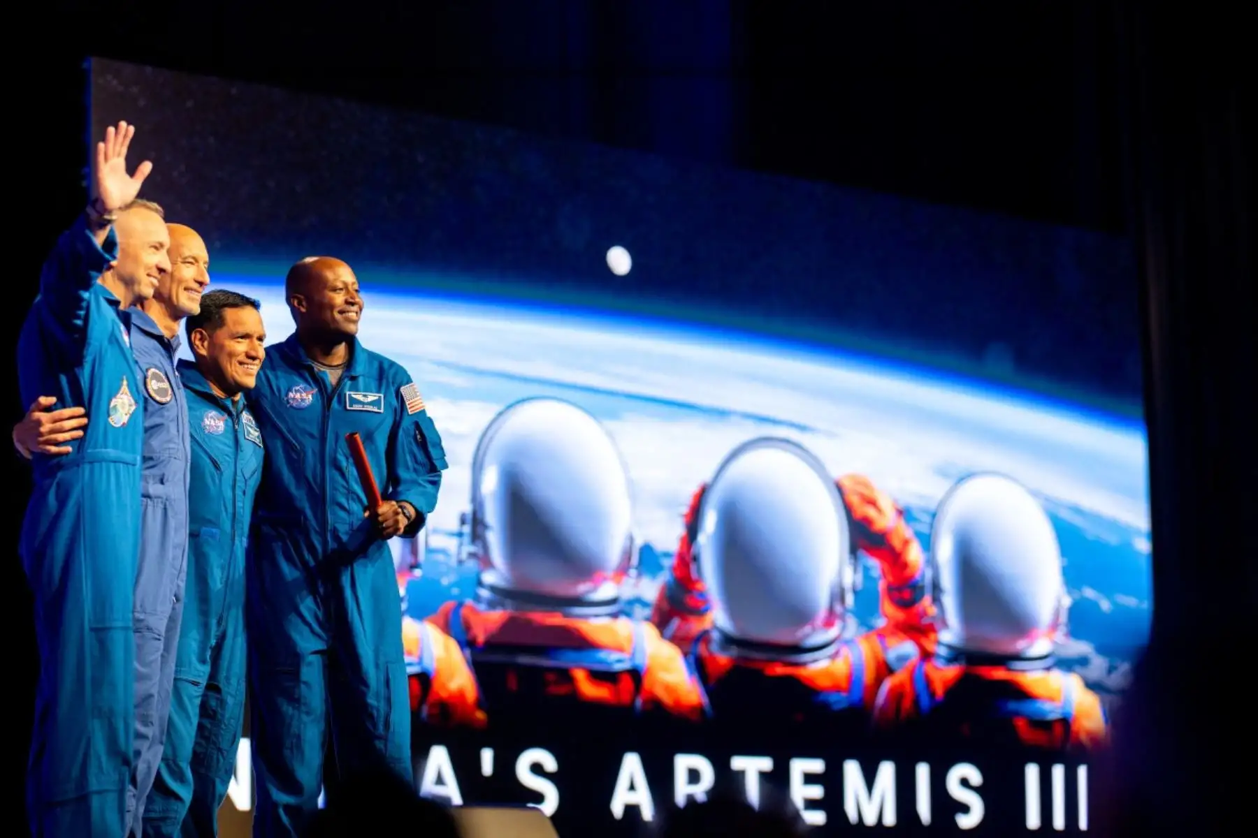Los astronautas Randy Bresnik y Luca Parmitano, de Italia y la Agencia Espacial Europea, Frank Rubio y Andre Douglas, posan juntos durante la presentación de la tripulación de Artemis III en el Centro Espacial Johnson de la NASA en Houston, Texas. Foto: AFP