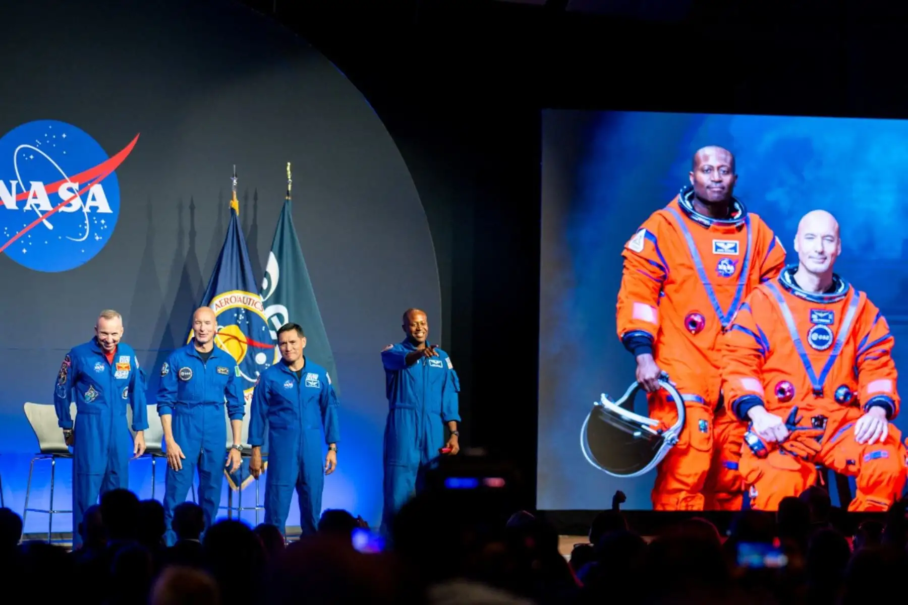 Los astronautas Randy Bresnik y Luca Parmitano, de Italia y la Agencia Espacial Europea, Frank Rubio y Andre Douglas, posan juntos durante la presentación de la tripulación de Artemis III en el Centro Espacial Johnson de la NASA en Houston, Texas. Foto: AFP