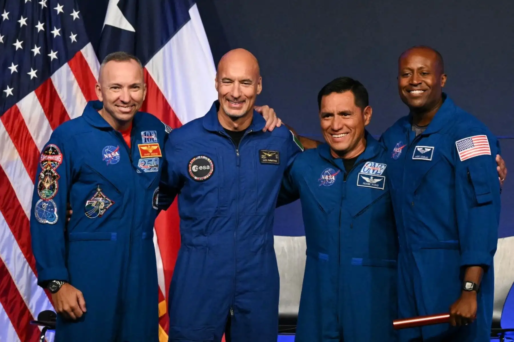 El comandante de astronautas de la NASA Randy Bresnik, el piloto de astronautas de la ESA (Agencia Espacial Europea) Luca Parmitano, el especialista en misiones de astronautas de la NASA Frank Rubio, y el especialista en misiones de astronautas de la NASA, Andre Douglas, hablan durante una conferencia de prensa anunciando a la tripulación de la misión Artemis III en el Centro Espacial Johnson de la NASA en Houston, Texas, el 9 de junio de 2026. Foto: AFP