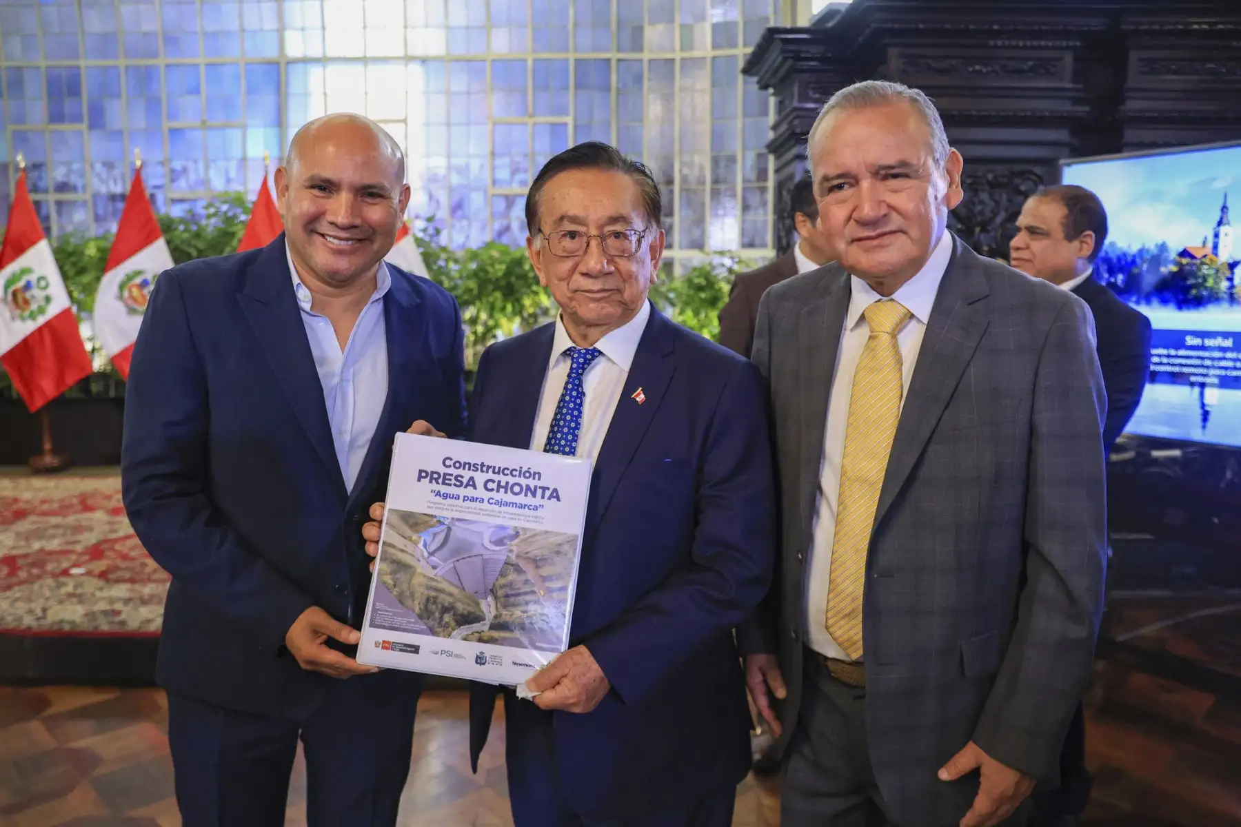 El presidente de la república, José María Balcázar, participó en la ceremonia de transferencia de la Unidad Ejecutora del Proyecto Presa Chonta, marcando el inicio de una nueva etapa para concretar una obra esperada por más de 40 años. Foto: Presidencia