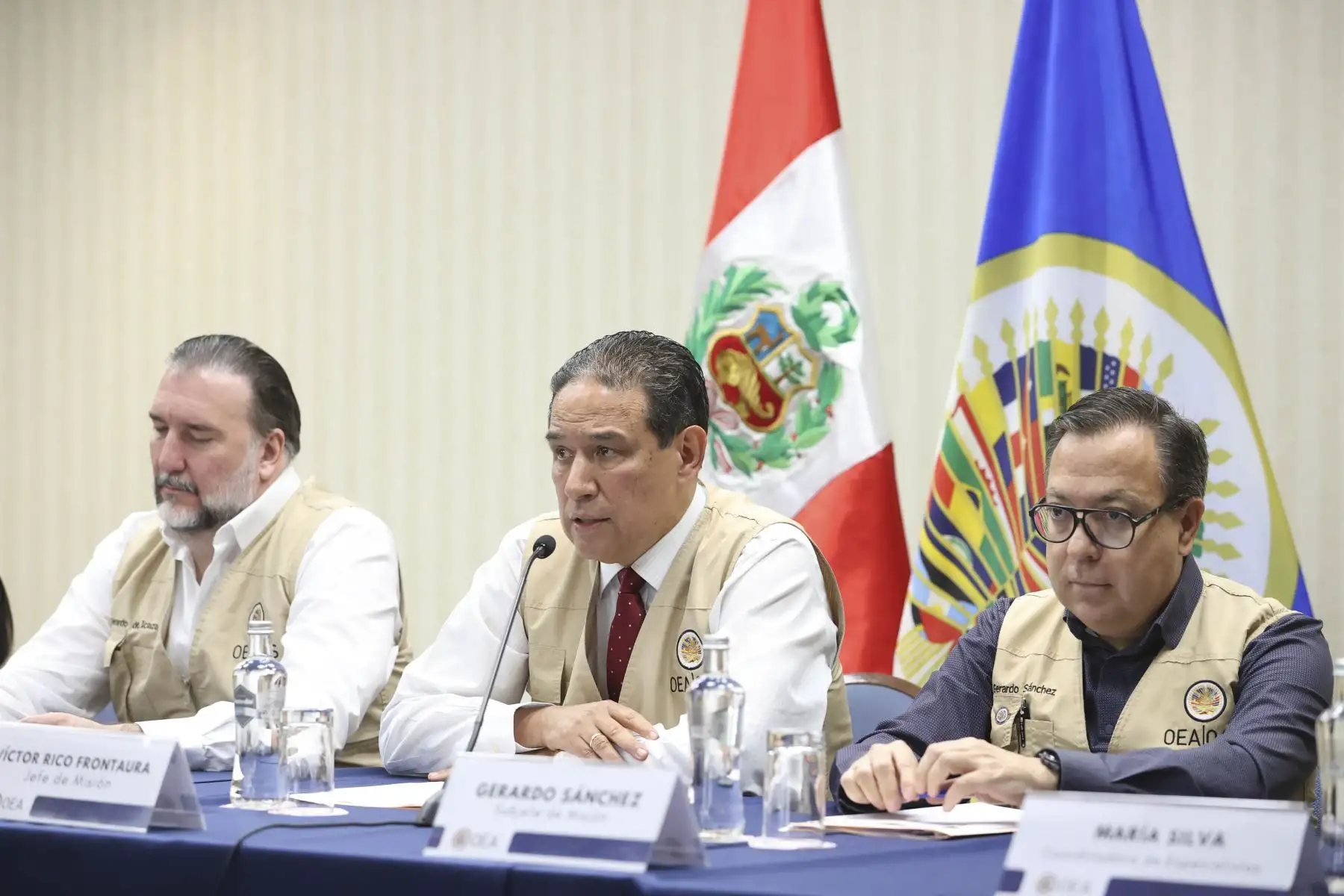 Victor Rico, jefe de la Misión de Observadores de la OEA, entrega el informe final de las elecciones presidenciales 2026. Foto: ANDINA/Melina Mejía