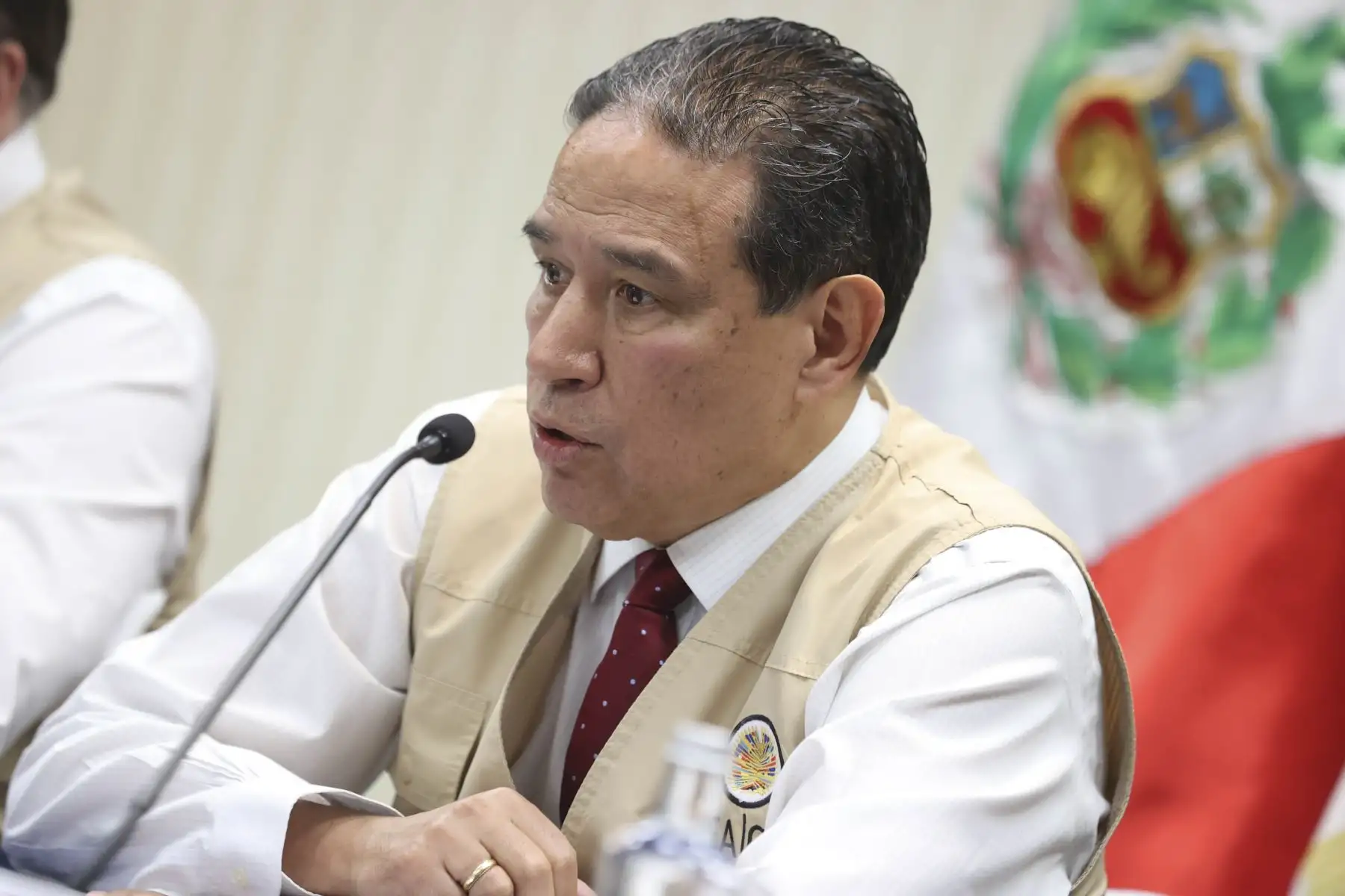 Victor Rico, jefe de la Misión de Observadores de la OEA, entrega el informe final de las elecciones presidenciales 2026. Foto: ANDINA/Melina Mejía