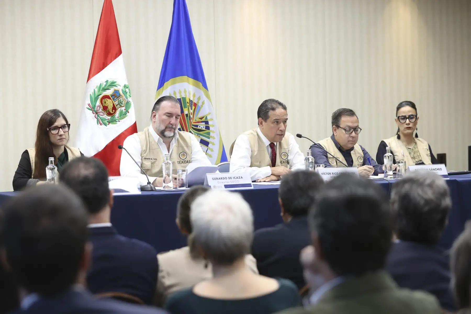 Victor Rico, jefe de la Misión de Observadores de la OEA, entrega el informe final de las elecciones presidenciales 2026. Foto: ANDINA/Melina Mejía