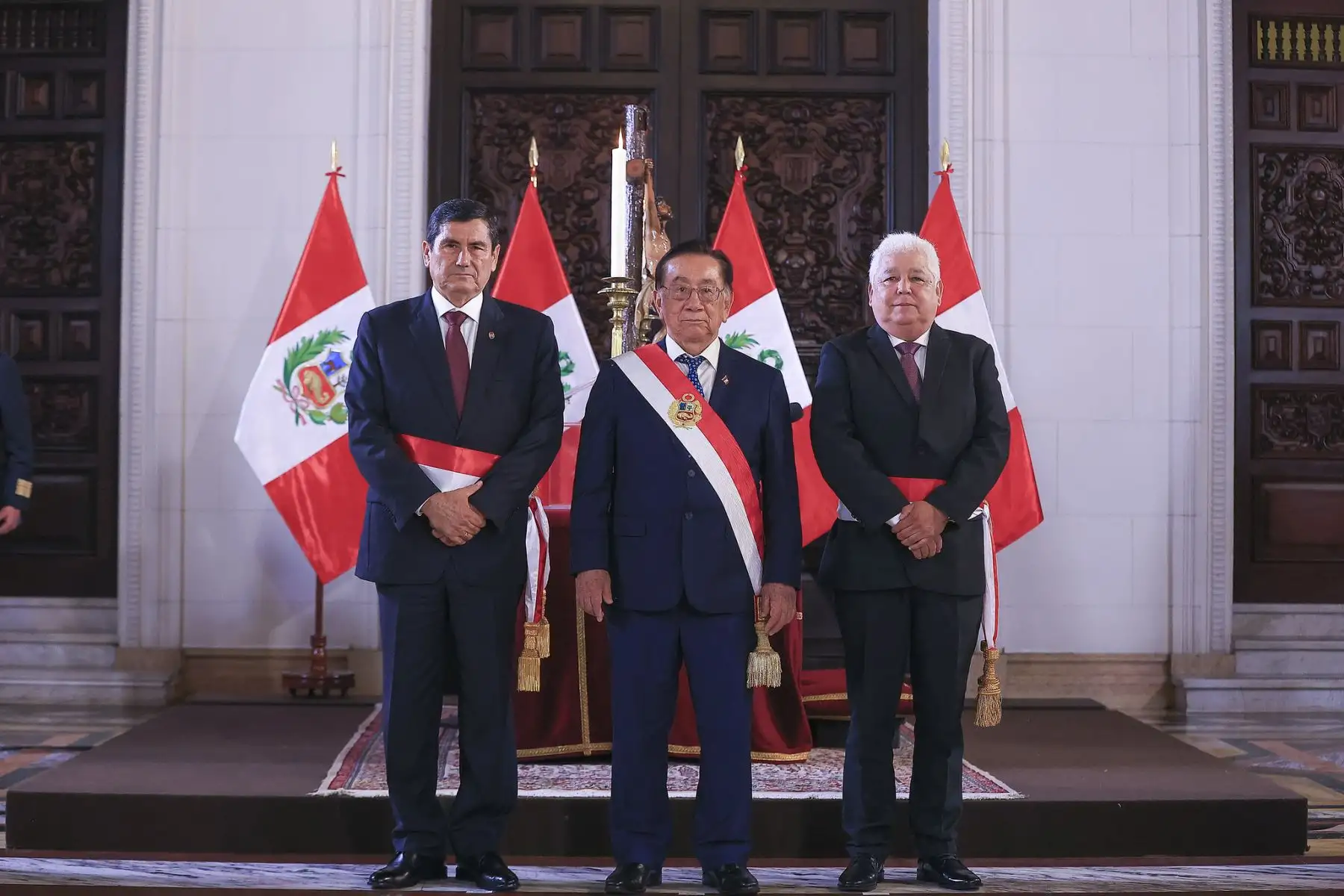 El presidente de la república, José María Balcázar, toma juramento al ministro de Comercio Exterior y Turismo (Mincetur), Berthin Enrique Gomez Vela, en una ceremonia que se realiza en Palacio de Gobierno. Foto: Presidencia