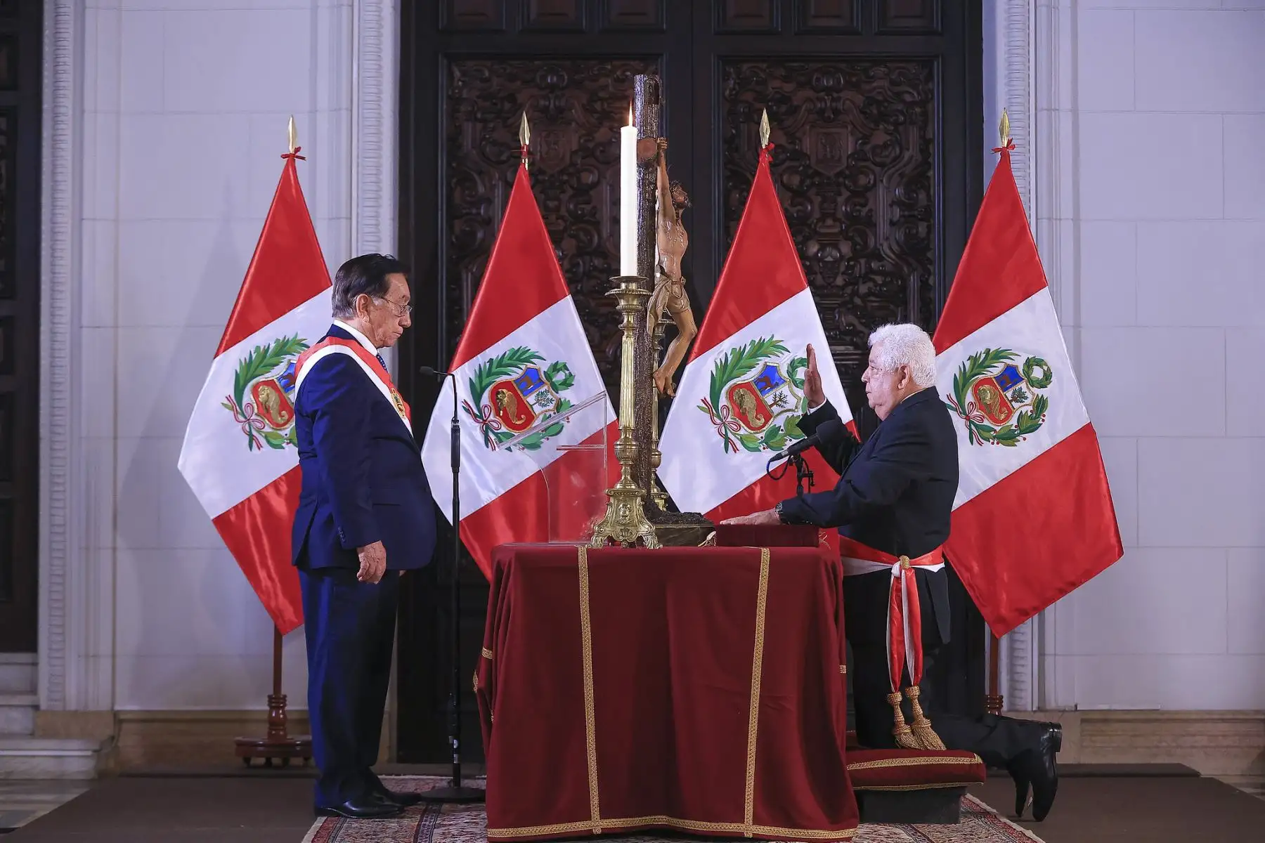El presidente de la república, José María Balcázar, toma juramento al ministro de Comercio Exterior y Turismo (Mincetur), Berthin Enrique Gomez Vela, en una ceremonia que se realiza en Palacio de Gobierno. Foto: Presidencia