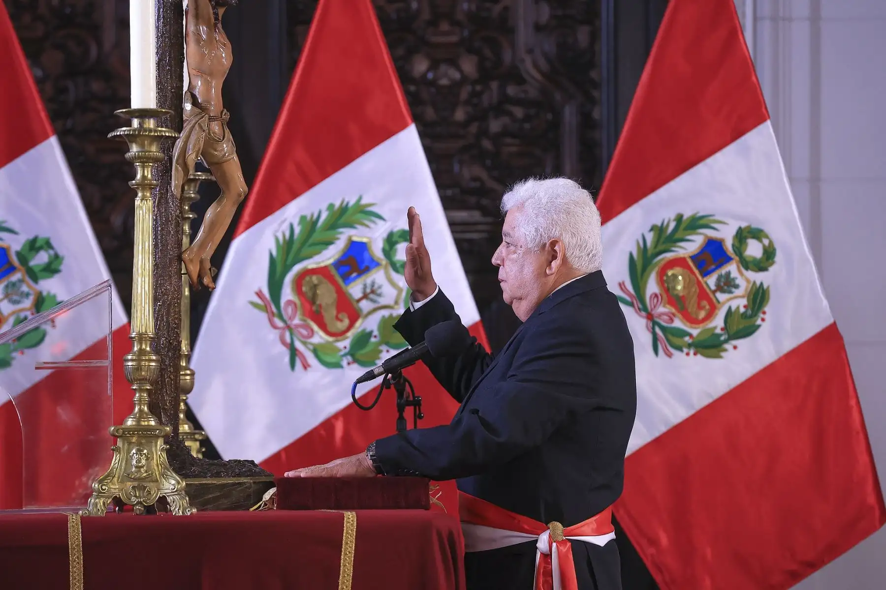 El presidente de la república, José María Balcázar, toma juramento al ministro de Comercio Exterior y Turismo (Mincetur), Berthin Enrique Gomez Vela, en una ceremonia que se realiza en Palacio de Gobierno. Foto: Presidencia