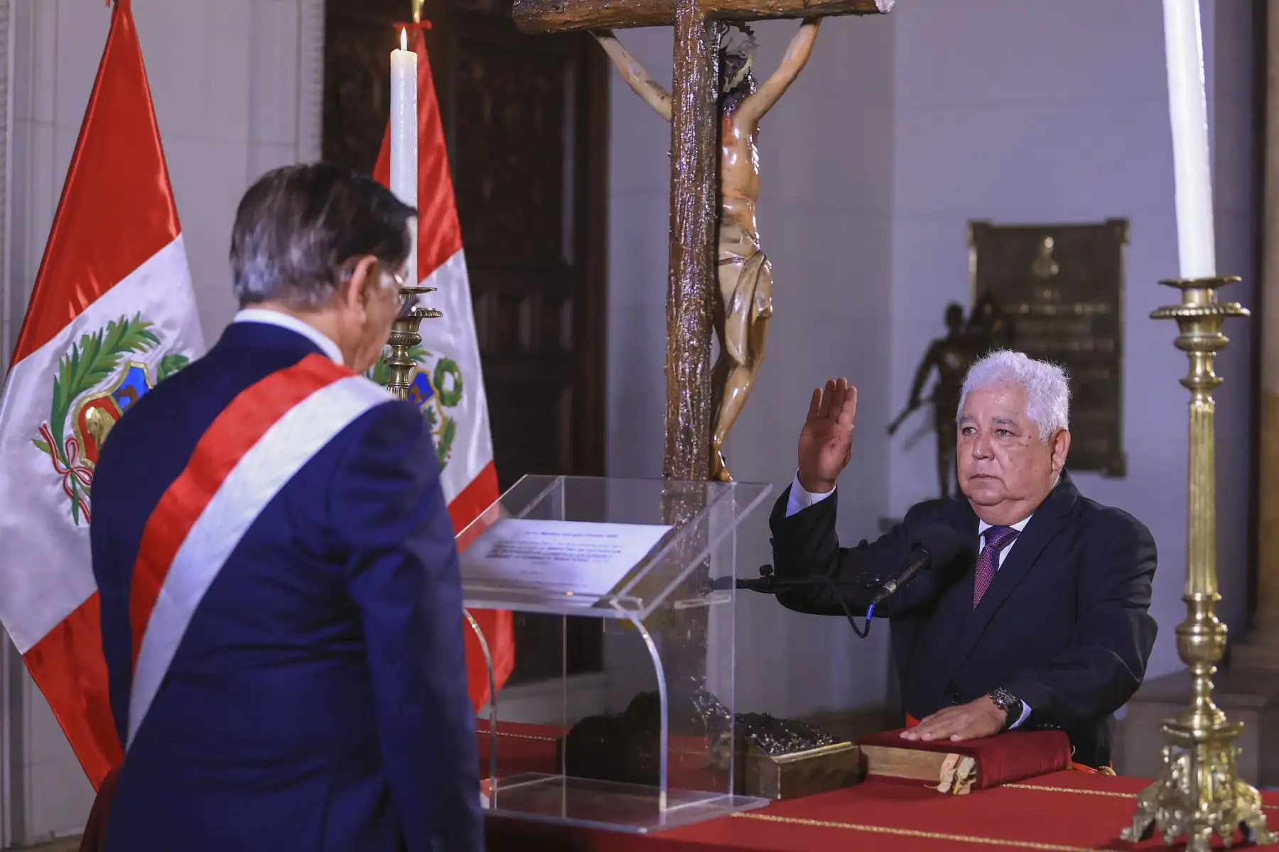 El presidente de la república, José María Balcázar, toma juramento al ministro de Comercio Exterior y Turismo (Mincetur), Berthin Enrique Gomez Vela, en una ceremonia que se realiza en Palacio de Gobierno. Foto: Presidencia