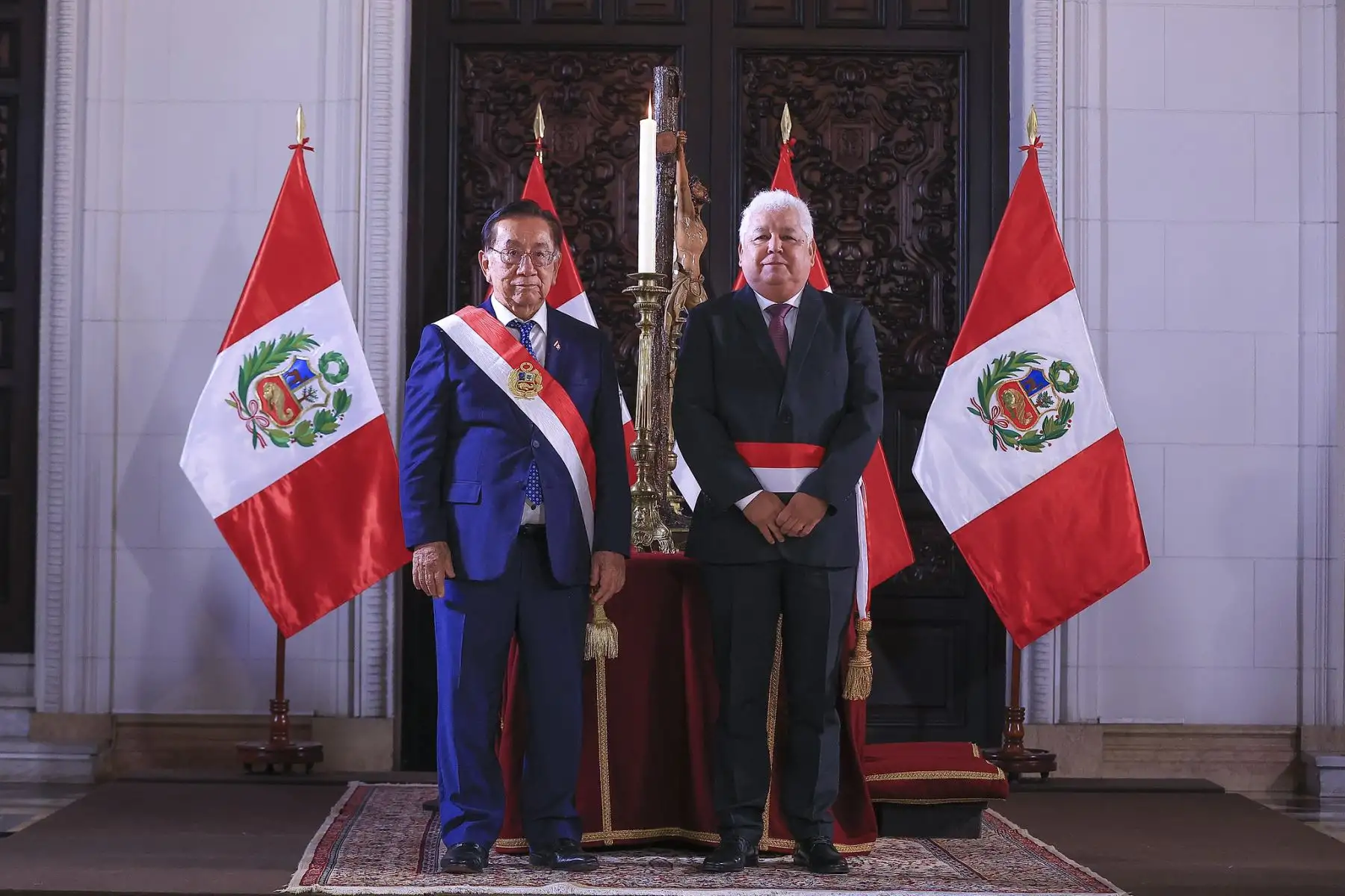 El presidente de la república, José María Balcázar, toma juramento al ministro de Comercio Exterior y Turismo (Mincetur), Berthin Enrique Gomez Vela, en una ceremonia que se realiza en Palacio de Gobierno. Foto: Presidencia