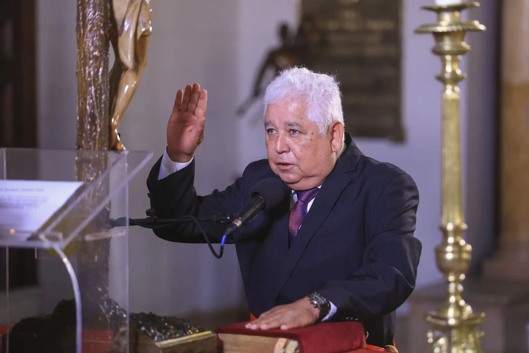 El presidente de la república, José María Balcázar, toma juramento al ministro de Comercio Exterior y Turismo (Mincetur), Berthin Enrique Gomez Vela, en una ceremonia que se realiza en Palacio de Gobierno. Foto: Presidencia
