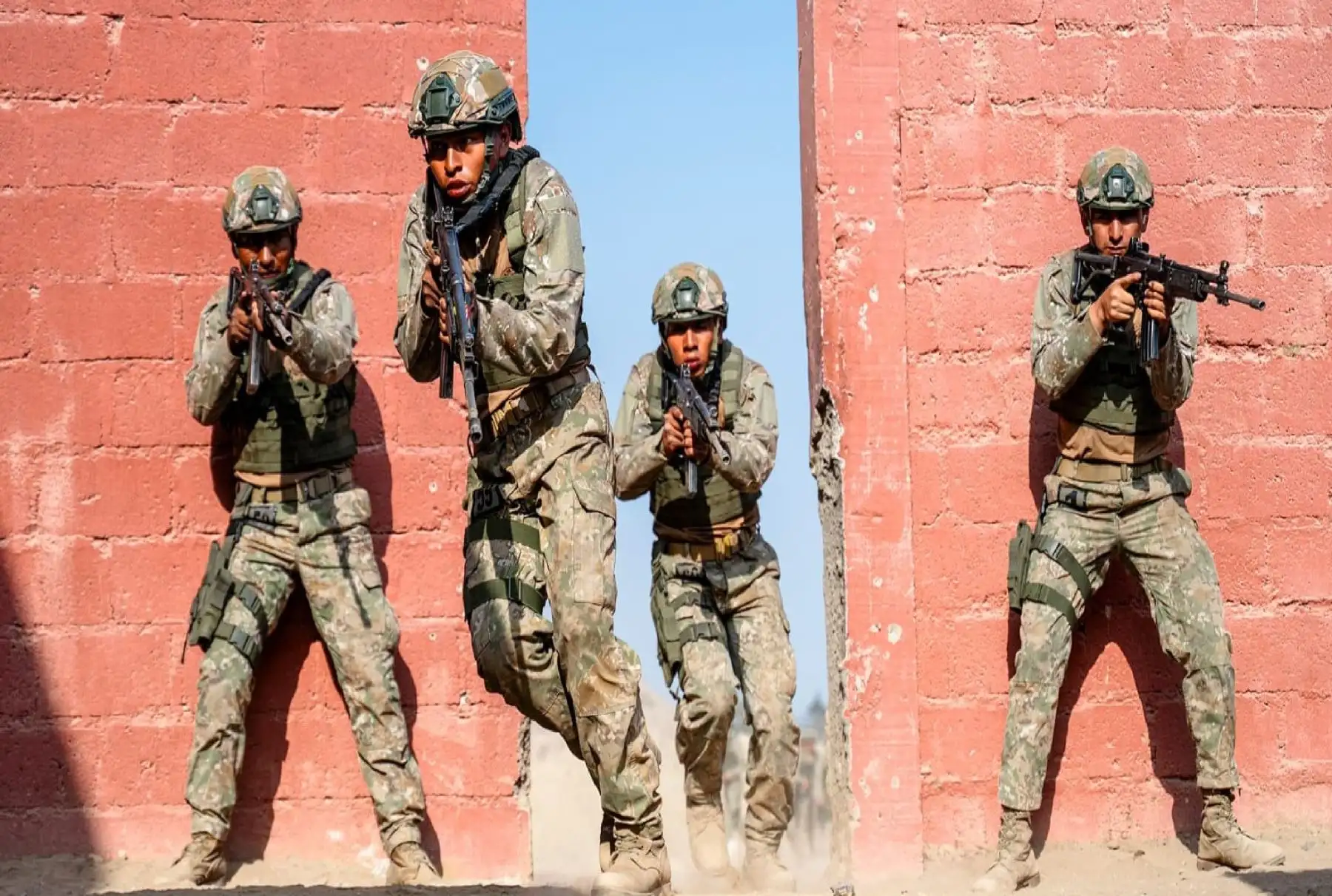 Comandos del Ejército desafían la altura extrema e