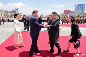 Kim Jong Un (derecha) estrecha la mano del presidente Xi Jinping (izquierda) durante una ceremonia de bienvenida en la plaza Kim Il-sung en Pyongyang, el 8 de junio de 2026. Foto: KCNA/AFP