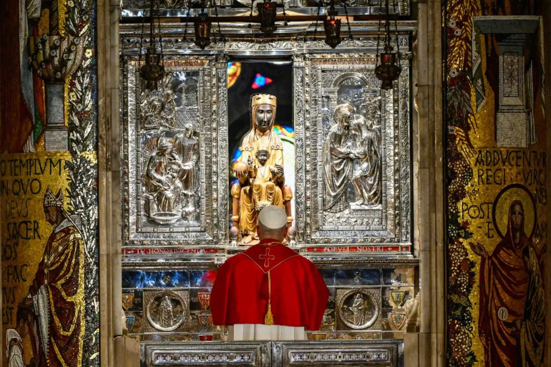 El papa León XIV posa frente a la Virgen de Montserrat en la Abadía de Nuestra Señora de Montserrat, cerca de Barcelona. Foto: AFP