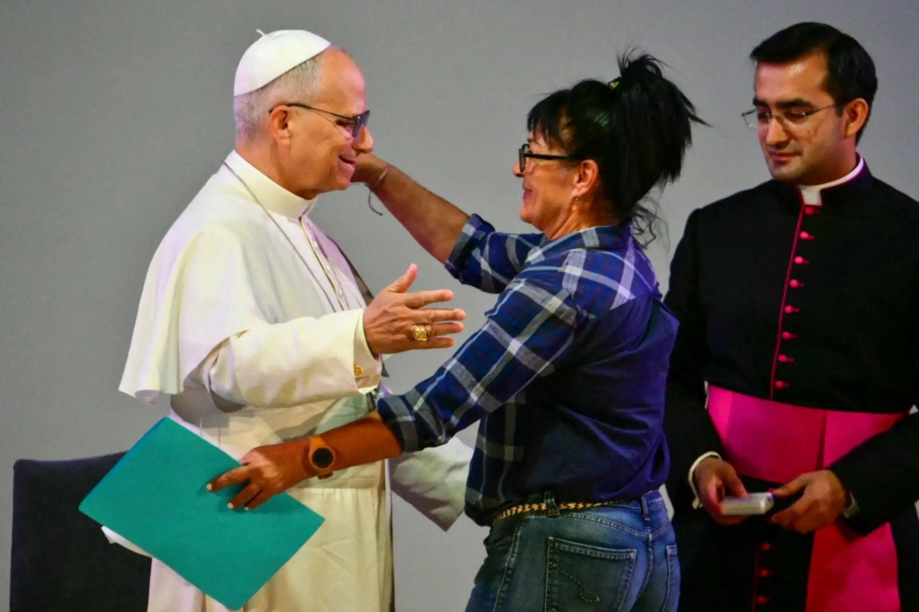 El papa León XIV abraza a Montse, una reclusa, durante una visita a la prisión de Brians 1 en Sant Esteve Sesrovires, cerca de Barcelona. Foto: AFP