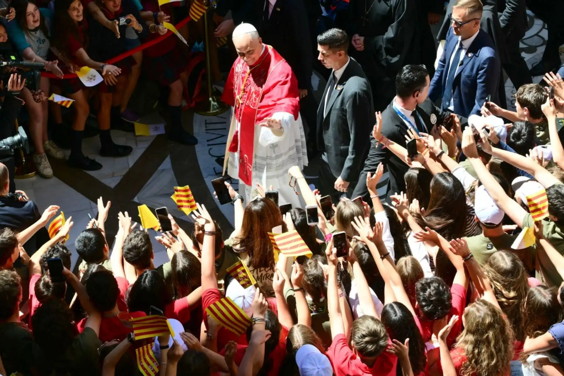 El papa León XIV saluda a los fieles en la Abadía de Nuestra Señora de Montserrat, cerca de Barcelona. Foto: AFP