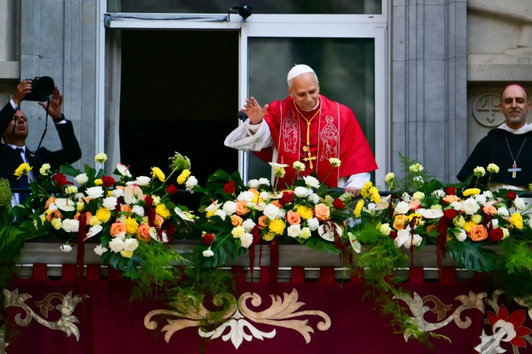 El papa León XIV saluda a los fieles en la Abadía de Nuestra Señora de Montserrat, cerca de Barcelona. Foto: AFP