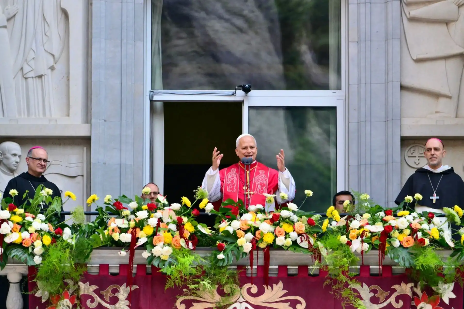 El papa León XIV pronuncia un discurso desde un balcón tras el rezo del Rosario en la Abadía de Nuestra Señora de Montserrat, cerca de Barcelona. Foto: AFP