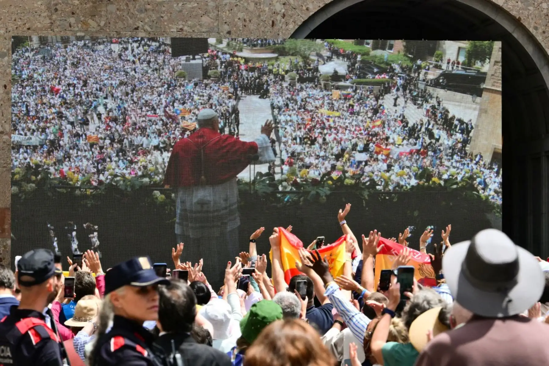 El papa León XIV pronuncia un discurso desde un balcón tras el rezo del Rosario en la Abadía de Nuestra Señora de Montserrat, cerca de Barcelona. Foto: AFP