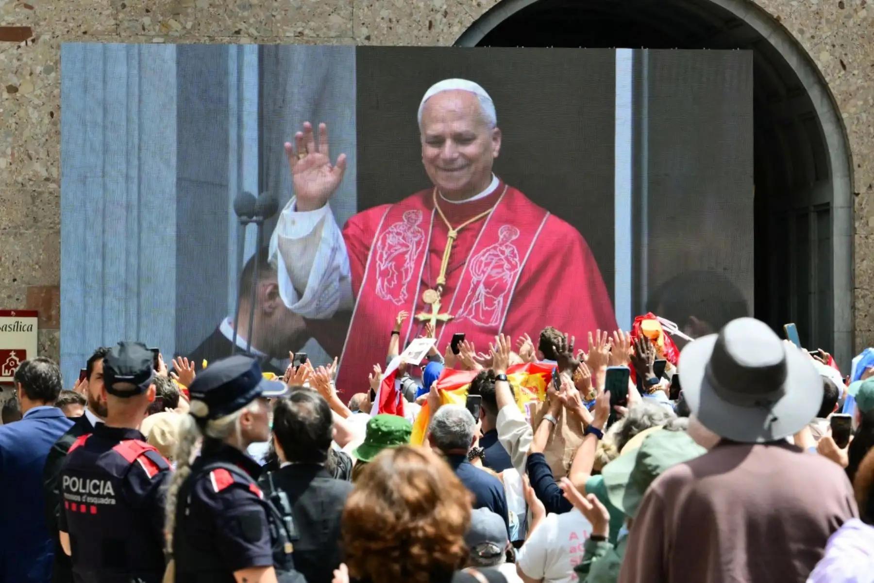 El papa León XIV pronuncia un discurso desde un balcón tras el rezo del Rosario en la Abadía de Nuestra Señora de Montserrat, cerca de Barcelona. Foto: AFP
