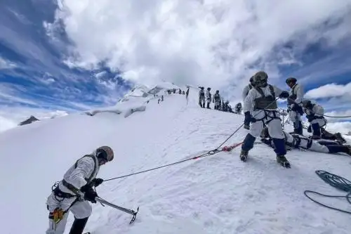 Áncash: comandos del Ejército se entrenan a más de 5,900 metros de altura en el nevado Vallunaraju