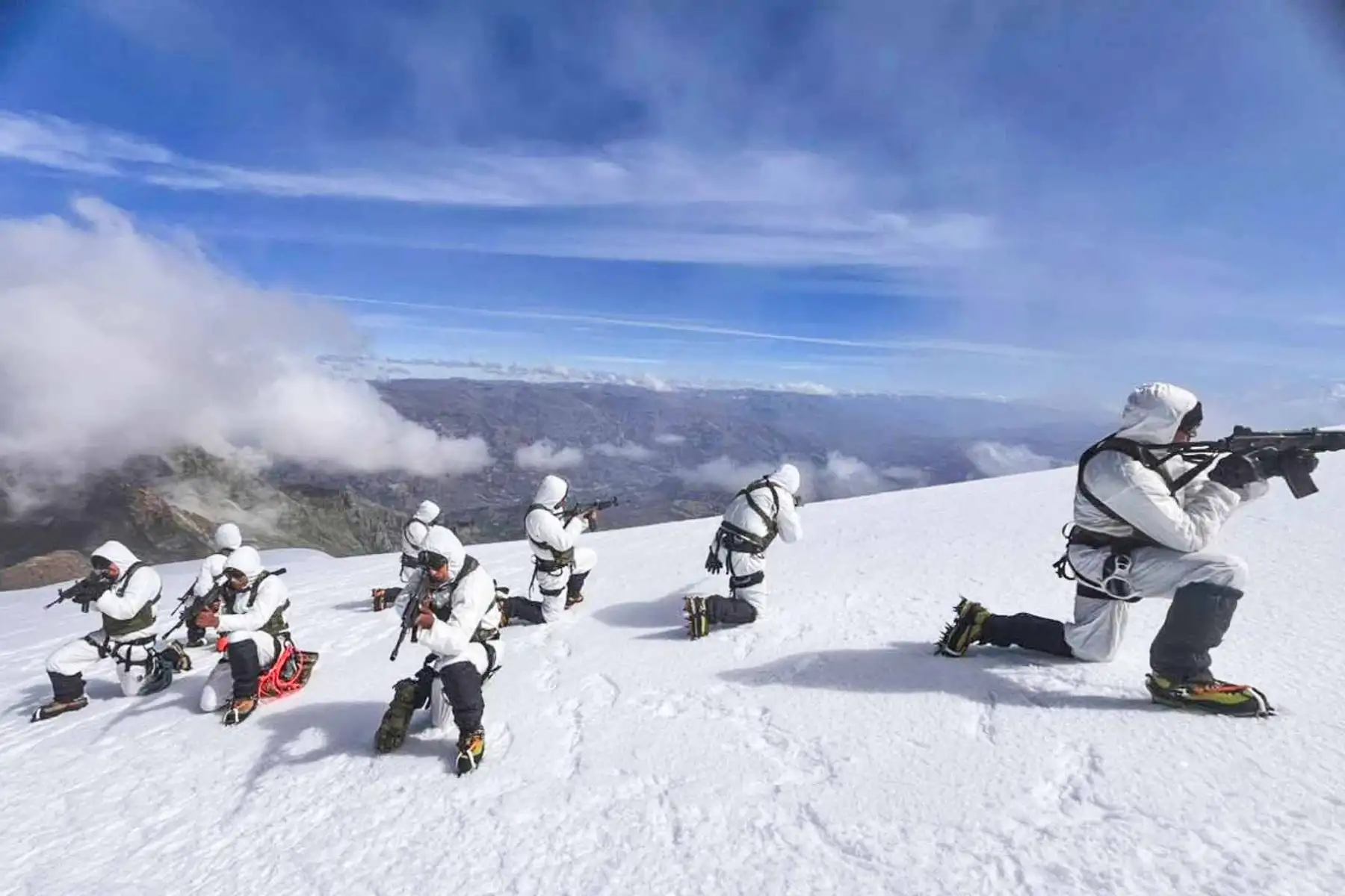 Efectivos del LXVII Programa de Operadores Especiales “Comando” AF-2026 participan en exigentes ejercicios de alta montaña en el nevado Vallunaraju, a más de 5,900 metros sobre el nivel del mar, donde fortalecen sus capacidades de combate, supervivencia y rescate en condiciones extremas. Foto: ANDINA/ Ejército del Perú