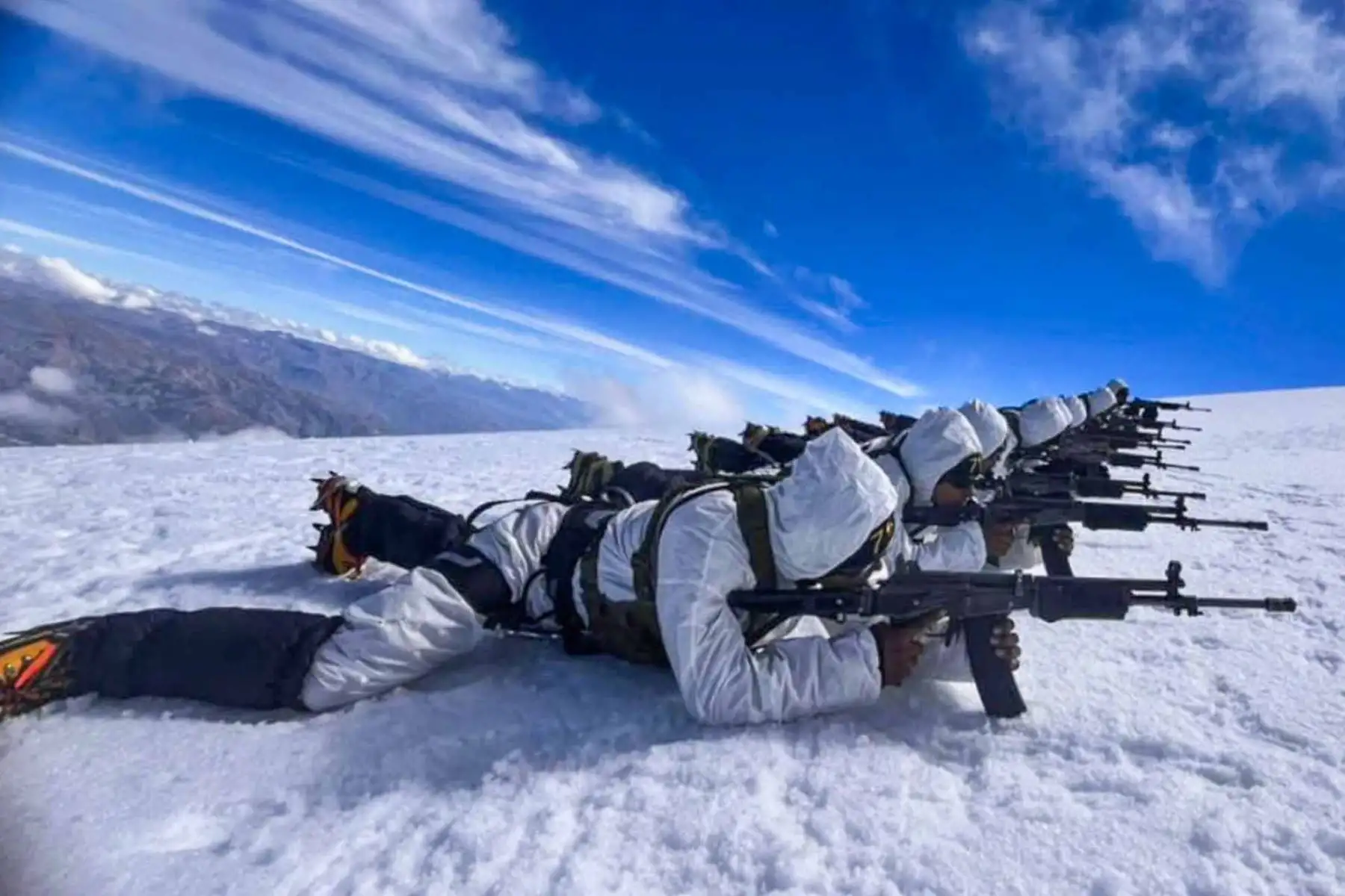 Futuros operadores especiales del Ejército del Perú realizan maniobras de desplazamiento sobre glaciares, rescate en grietas e infiltración táctica durante su entrenamiento especializado en el nevado Vallunaraju, ubicado en la Cordillera Blanca. Foto: ANDINA/ Ejército del Perú