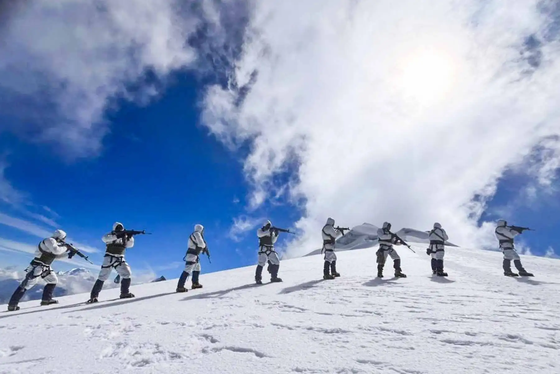 En uno de los escenarios más desafiantes de la geografía peruana, participantes del Programa “Comando” AF-2026 desarrollan habilidades de supervivencia y combate en alta montaña, enfrentando bajas temperaturas, fuertes vientos y escasez de oxígeno. Foto: ANDINA/ Ejército del Perú