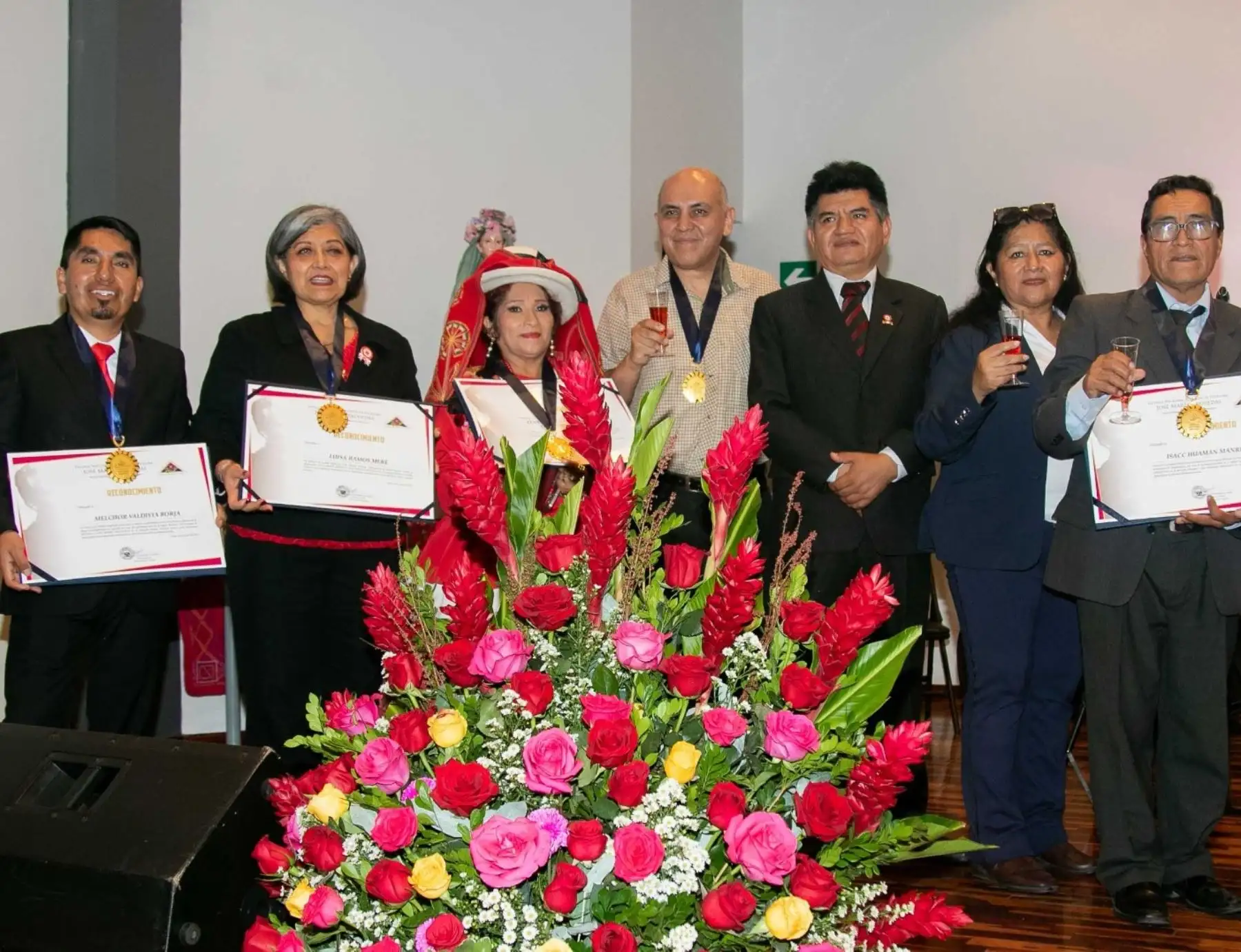 Reconocen a maestros, cultores e instituciones con