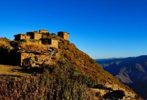 El sitio arqueológico Rupac se sitúa en lo alto de una gran montaña a 3,580 metros sobre el nivel del mar, dentro de la jurisdicción de la comunidad campesina de San Salvador de Pampas, en el distrito de Atavillos Bajo, provincia de Huaral del departamento de Lima.