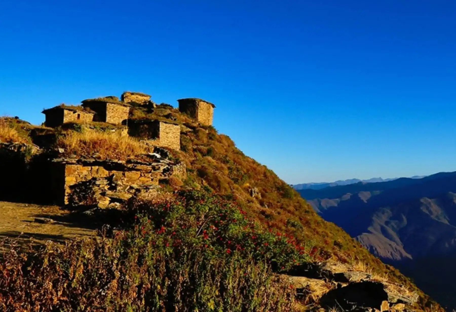 ¿Qué sitio arqueológico es llamado 'Machu Picchu limeño' y c