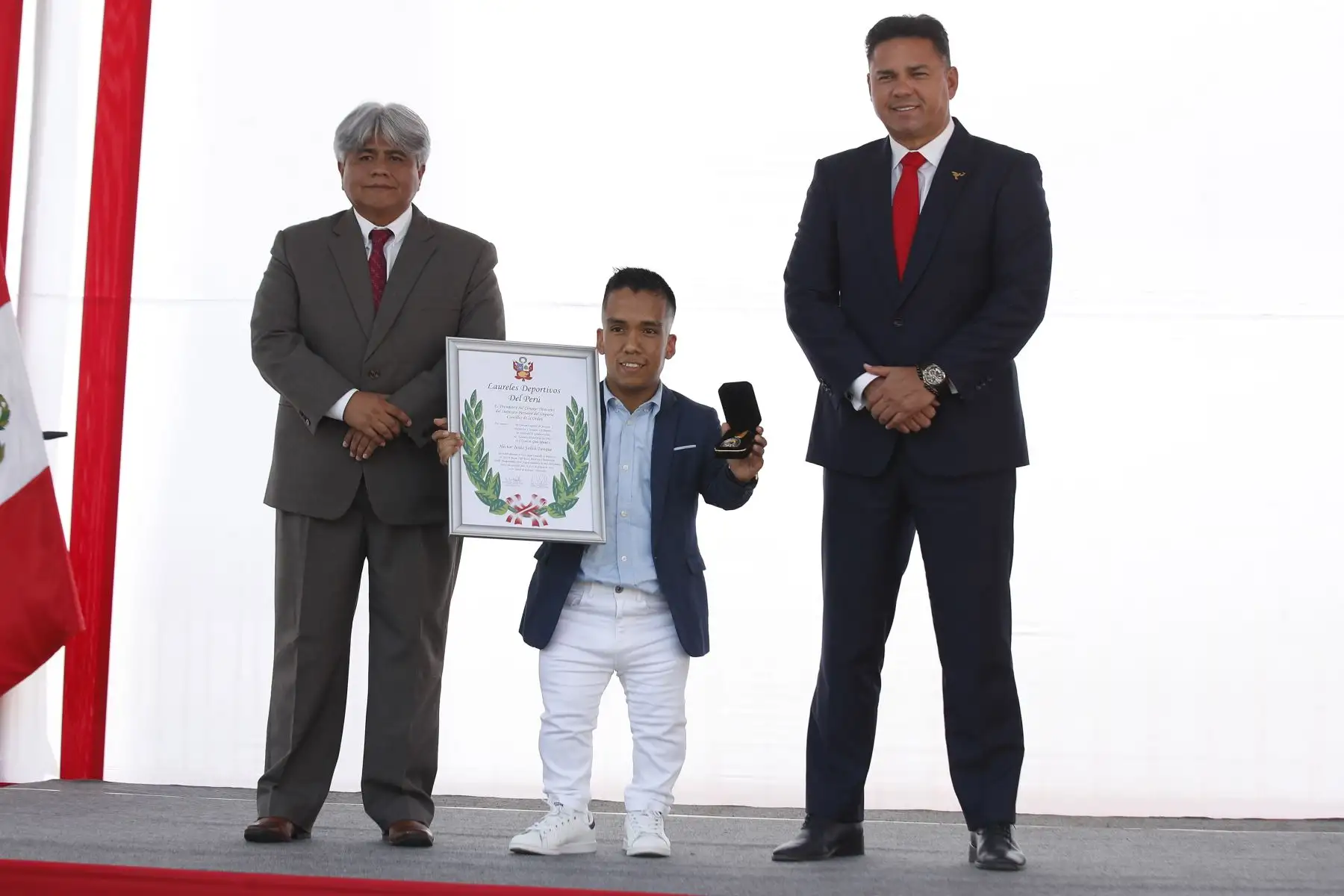 El Instituto Peruano del Deporte  entrega los Laureles Deportivos del Perú  a once deportistas y paradeportistas en el grado de Gran Cruz y Gran Oficial, por lograr triunfos destacados representando al país, en en el marco de su 45.° Aniversario del IPD. En la imagen, la paradeportista, Héctor Salvá Tunque.
Foto: ANDINA/Eddy Ramos