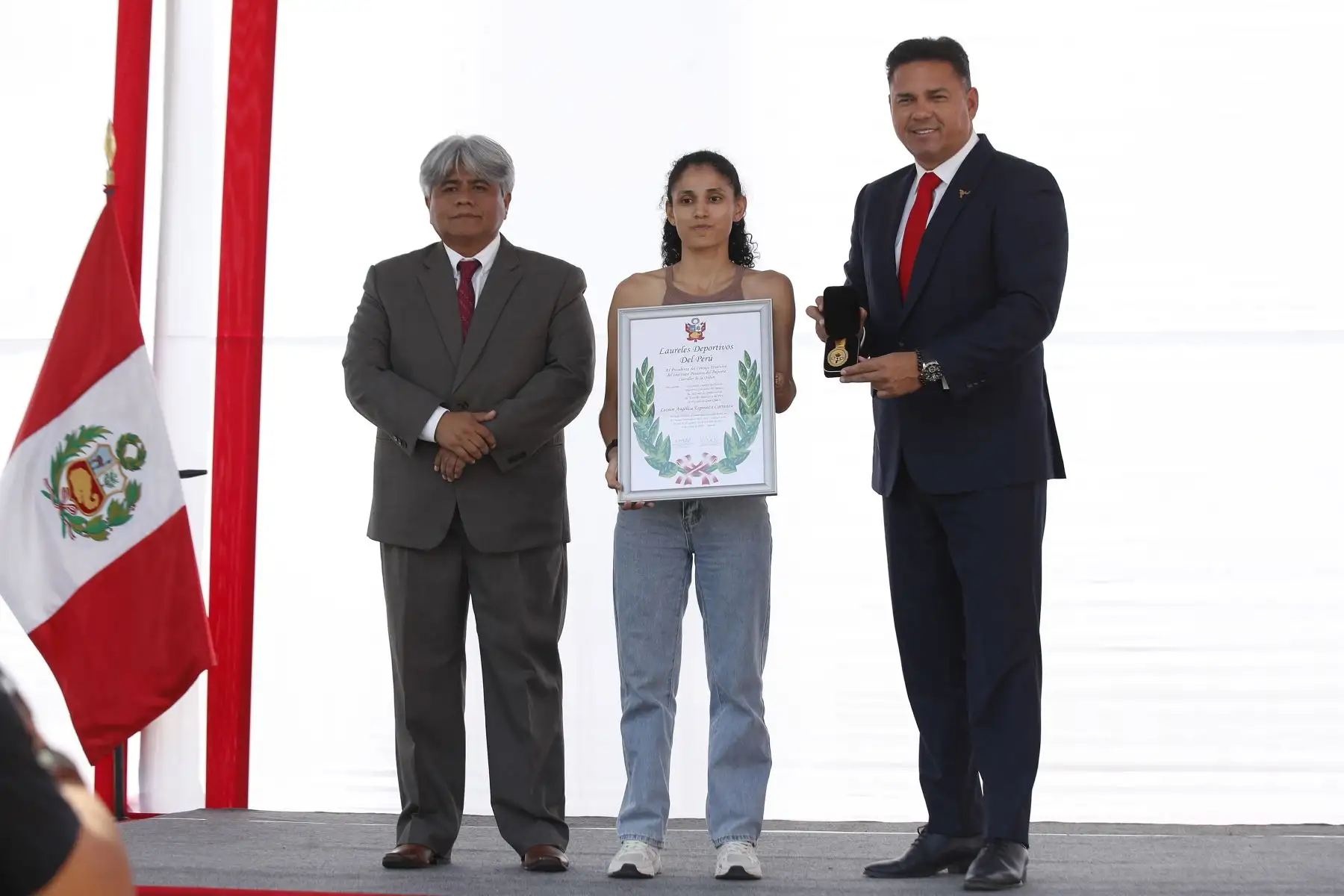 El Instituto Peruano del Deporte  entrega los Laureles Deportivos del Perú  a once deportistas y paradeportistas en el grado de Gran Cruz y Gran Oficial, por lograr triunfos destacados representando al país, en en el marco de su 45.° Aniversario del IPD. En la imagen, la paradeportista, Angélica Espinoza.
Foto: ANDINA/Eddy Ramos