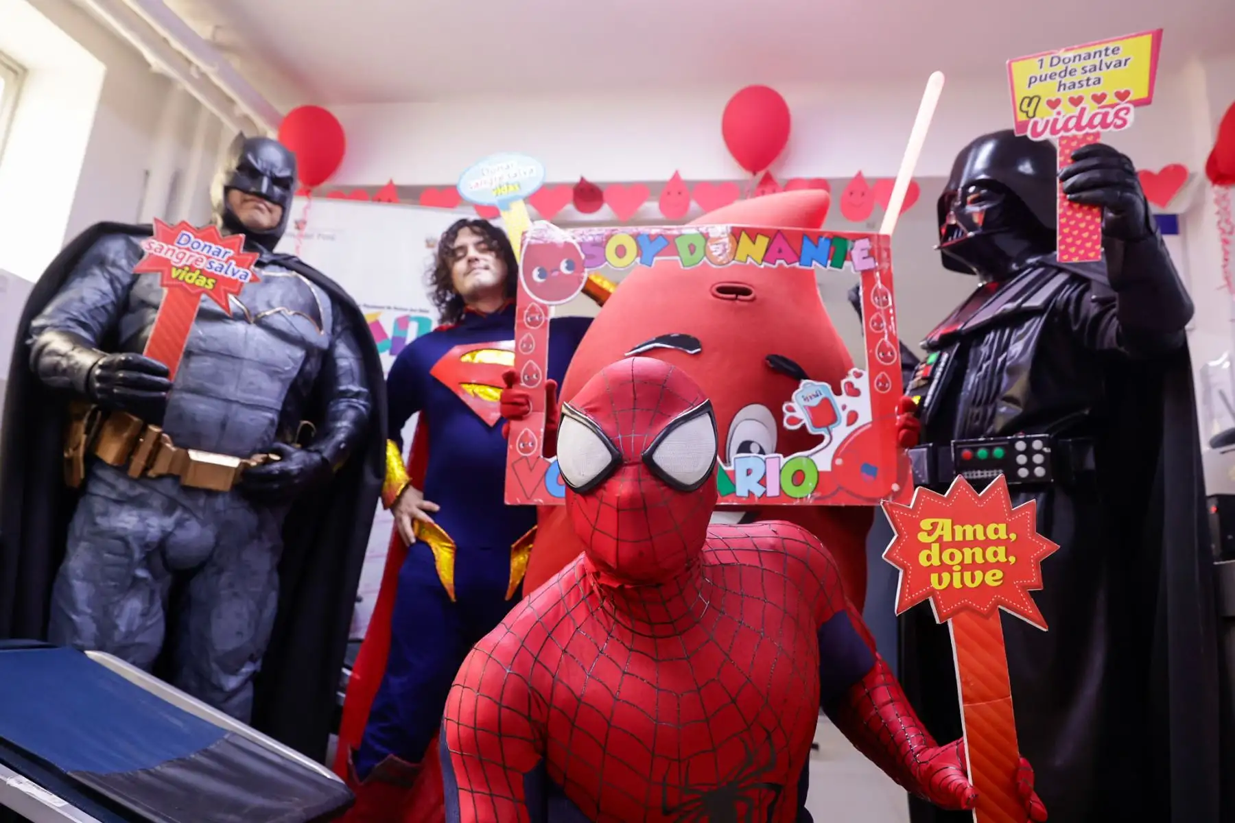 La jornada reunió a personal de salud, voluntarios y personajes caracterizados para incentivar la participación ciudadana. Foto: Luis Iparraguirre.