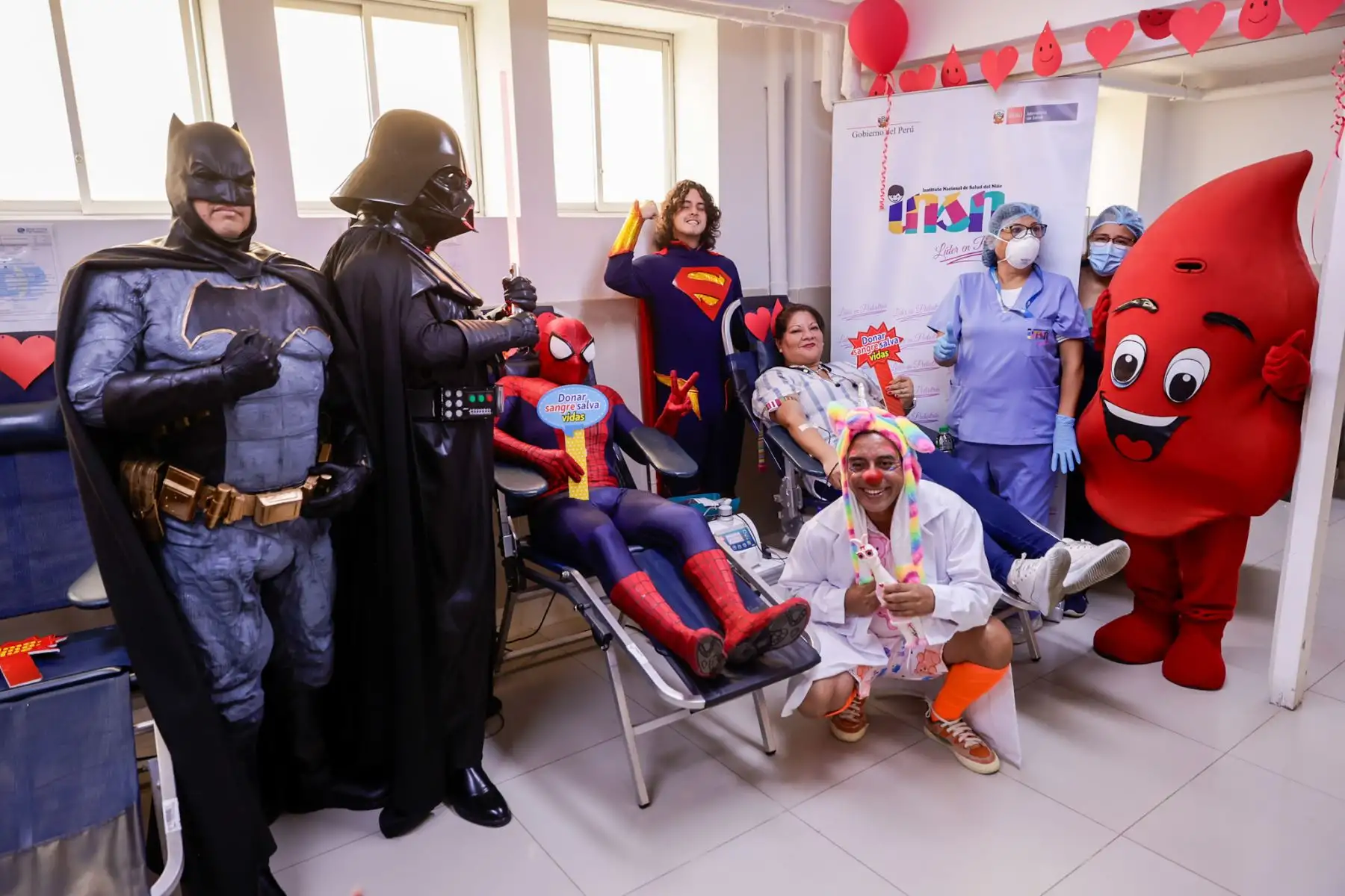 Personajes inspirados en superhéroes acompañaron las actividades de sensibilización para promover la donación voluntaria de sangre. Foto: Luis Iparraguirre.