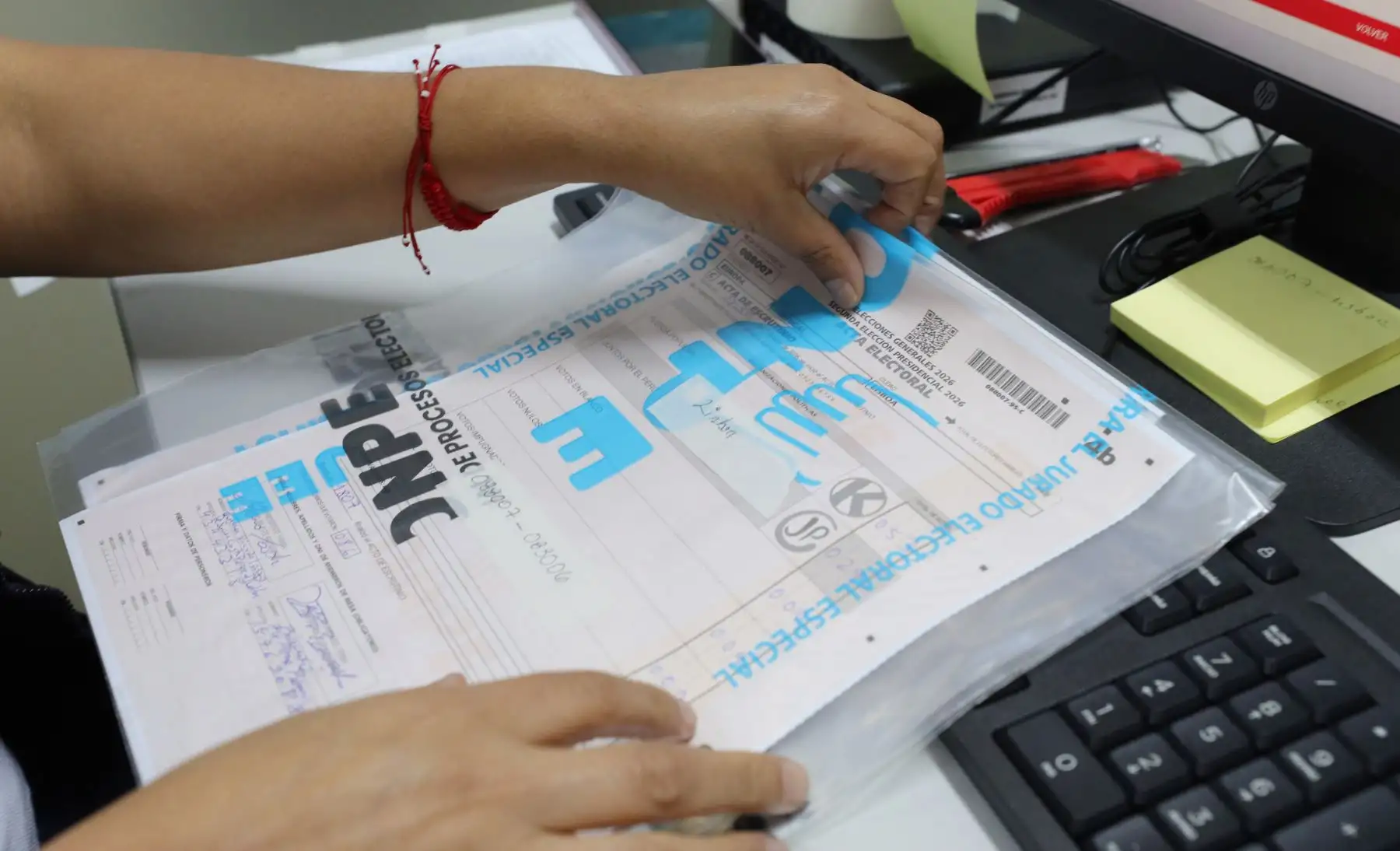 El Jurado Nacional de Elecciones viene fiscalizando el arribo de las actas electorales correspondientes a los locales de votación que funcionaron en el exterior en la segunda elección presidencial. Foto: JNE