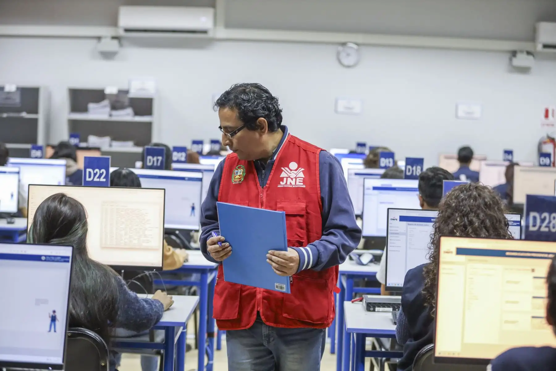 El Jurado Nacional de Elecciones viene fiscalizando el arribo de las actas electorales correspondientes a los locales de votación que funcionaron en el exterior en la segunda elección presidencial. Foto: JNE
