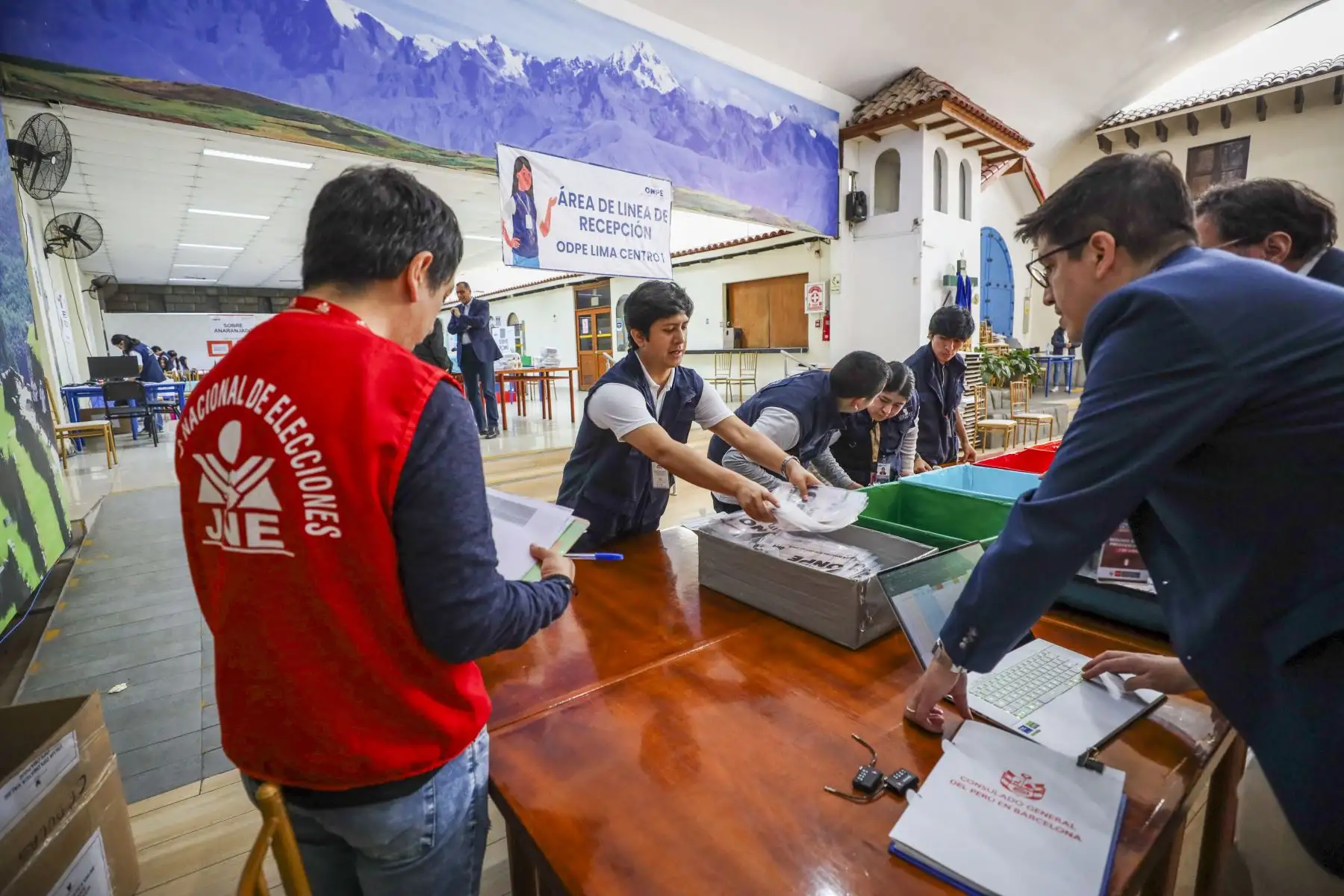 El Jurado Nacional de Elecciones viene fiscalizando el arribo de las actas electorales correspondientes a los locales de votación que funcionaron en el exterior en la segunda elección presidencial. Foto: JNE