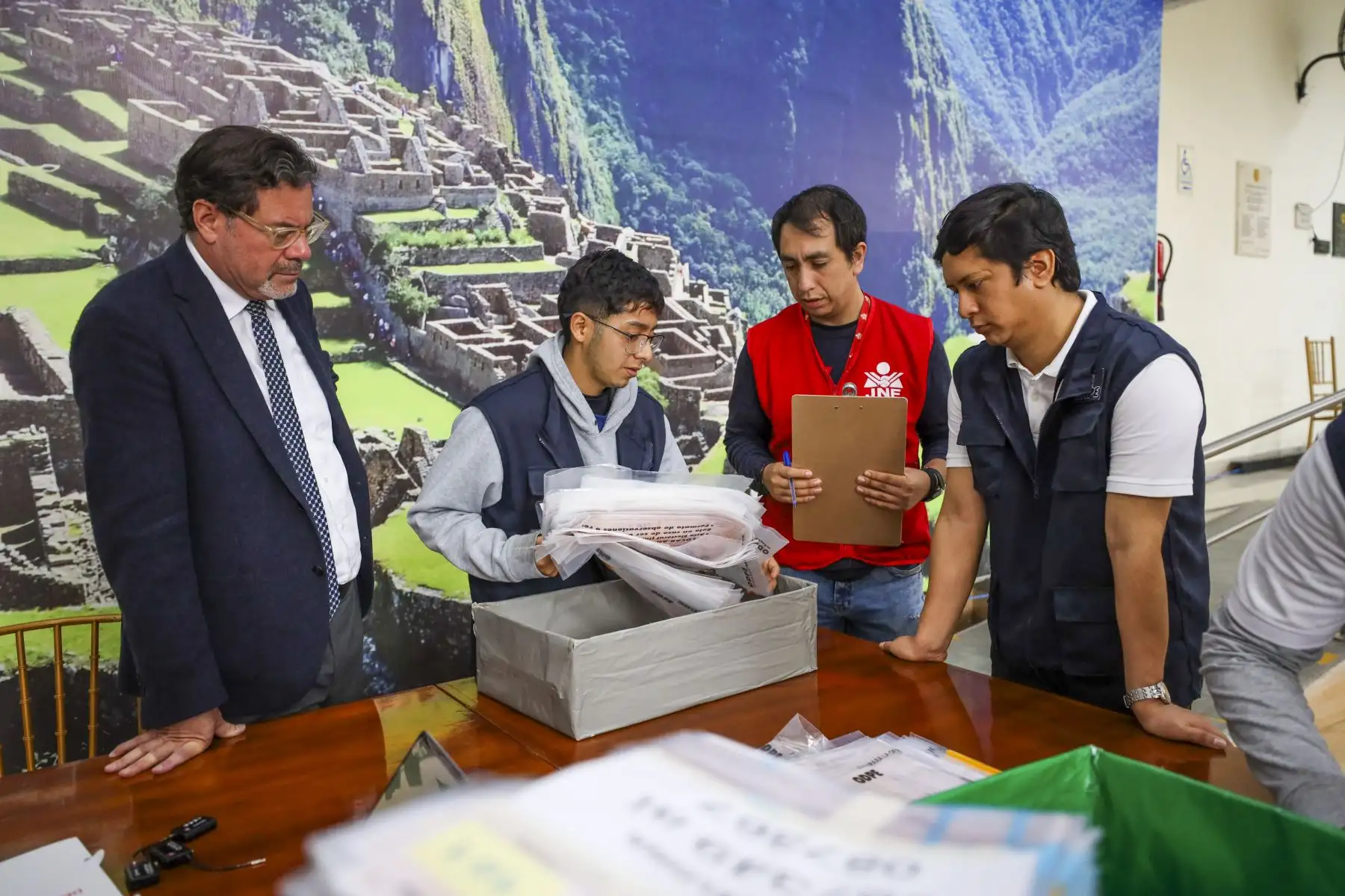 El Jurado Nacional de Elecciones viene fiscalizando el arribo de las actas electorales correspondientes a los locales de votación que funcionaron en el exterior en la segunda elección presidencial. Dichos materiales llegan a la Oficina Descentralizada de Procesos Electorales Lima Centro 1, en el distrito de Jesús María.  Las actas observadas son derivadas al Jurado Electoral Especial Lima Centro 2 para su revisión.,