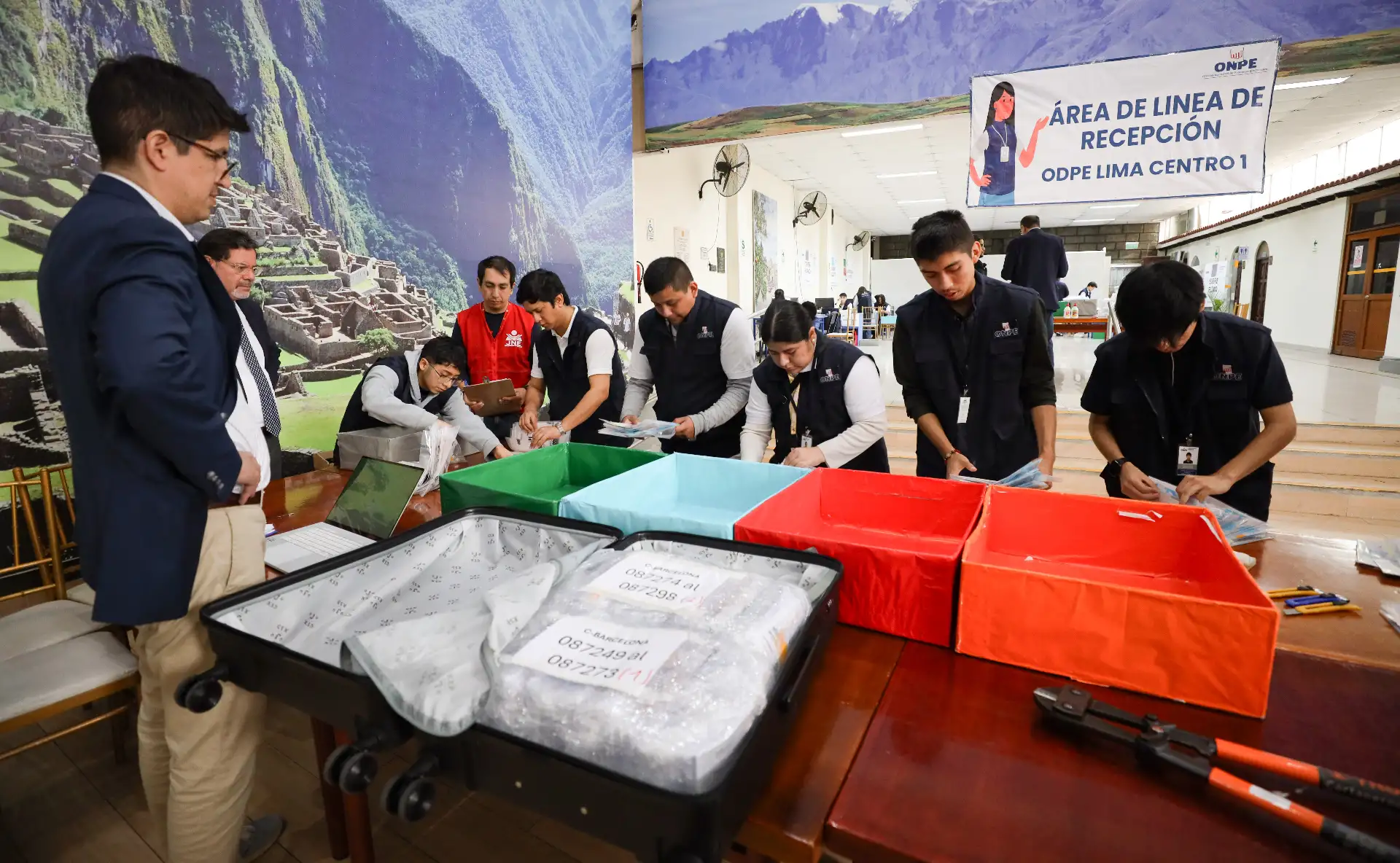 Dichos materiales llegan a la Oficina Descentralizada de Procesos Electorales Lima Centro 1, en el distrito de Jesús María.  Las actas observadas son derivadas al Jurado Electoral Especial Lima Centro 2 para su revisión. Foto:JNE