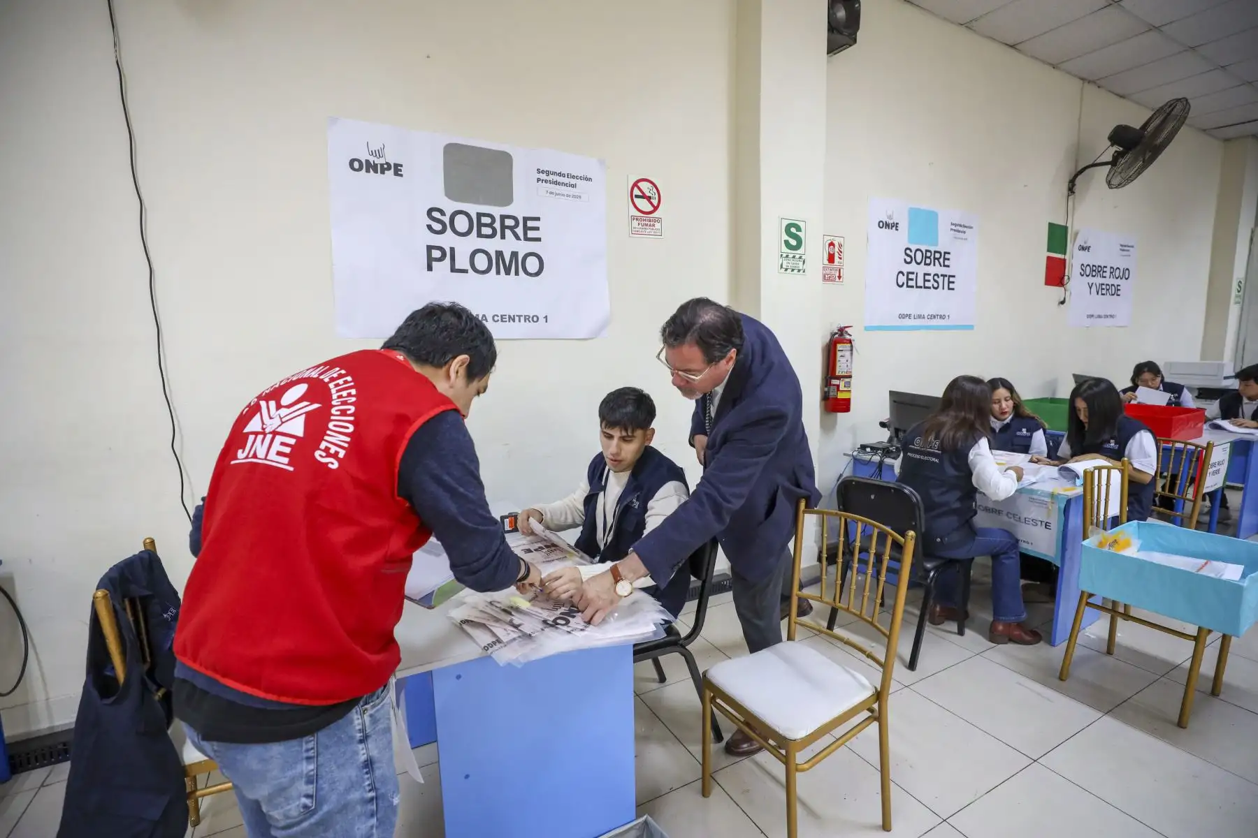 El Jurado Nacional de Elecciones viene fiscalizando el arribo de las actas electorales correspondientes a los locales de votación que funcionaron en el exterior en la segunda elección presidencial. Dichos materiales llegan a la Oficina Descentralizada de Procesos Electorales Lima Centro 1, en el distrito de Jesús María.  Las actas observadas son derivadas al Jurado Electoral Especial Lima Centro 2 para su revisión.,