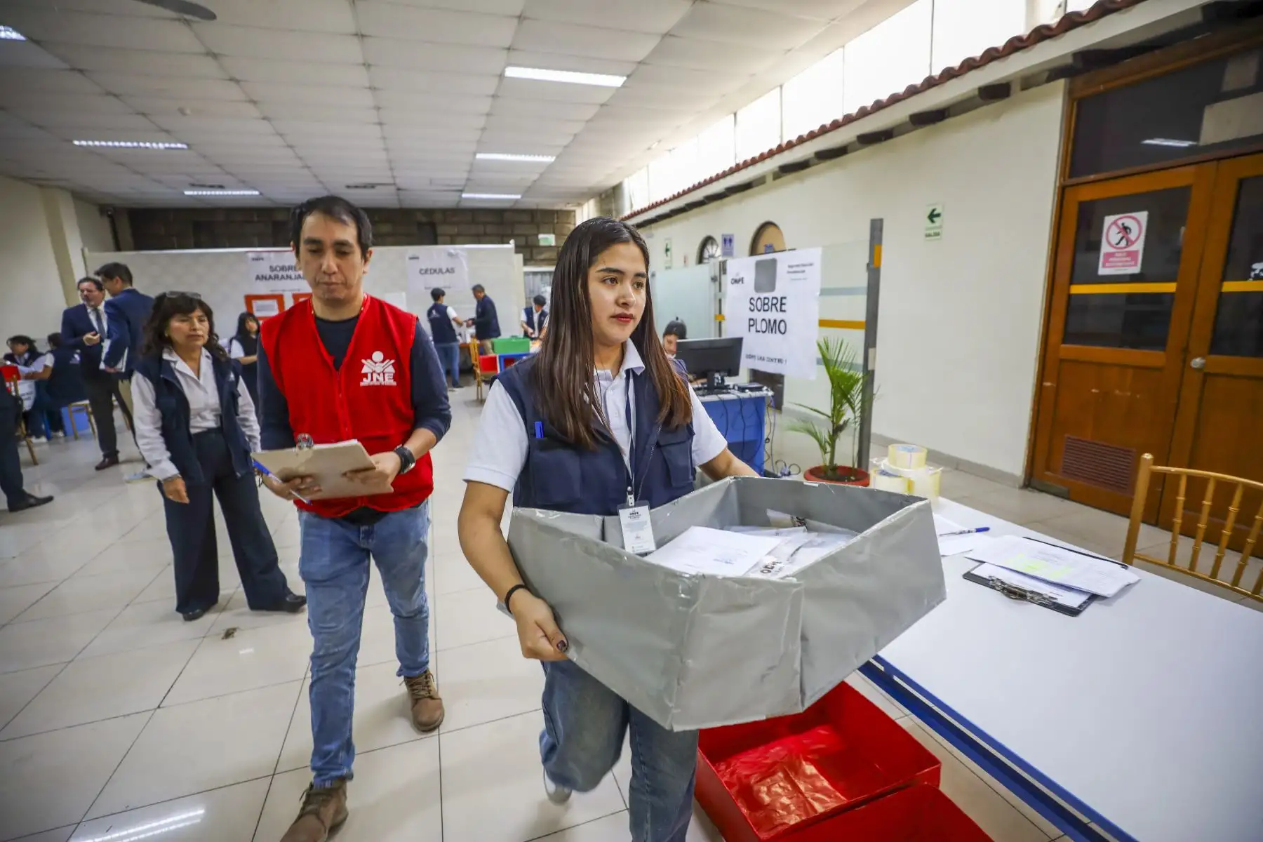 El Jurado Nacional de Elecciones viene fiscalizando el arribo de las actas electorales correspondientes a los locales de votación que funcionaron en el exterior en la segunda elección presidencial. Foto: JNE