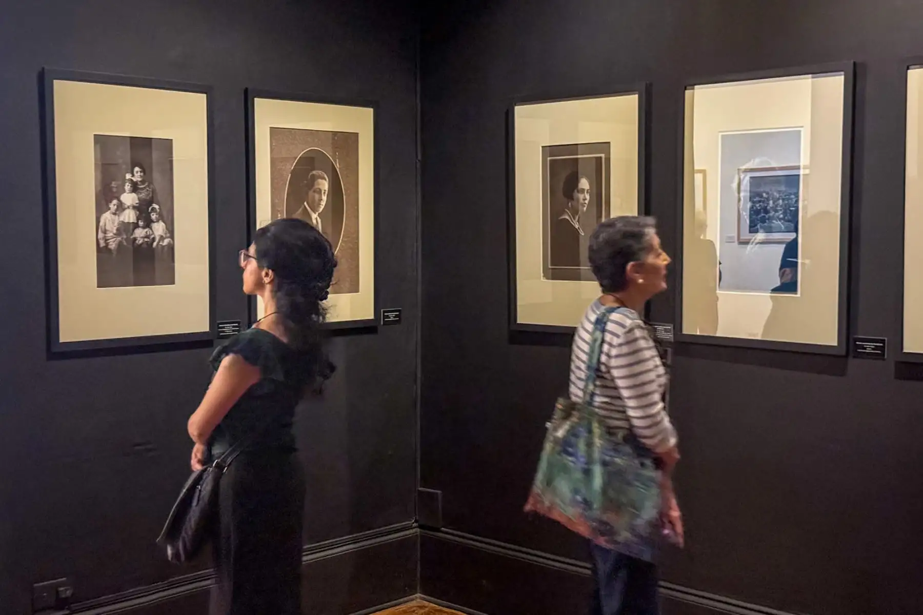 La muestra, integrada por alrededor de doscientas fotografías, muchas de ellas inéditas, ocupan las cinco salas del Centro Cultural Inca Garcilaso del MRE, en el centro de Lima, y se podrá visitar, de manera gratuita, hasta el 6 de setiembre. Foto: ANDINA/Luis Iparraguirre